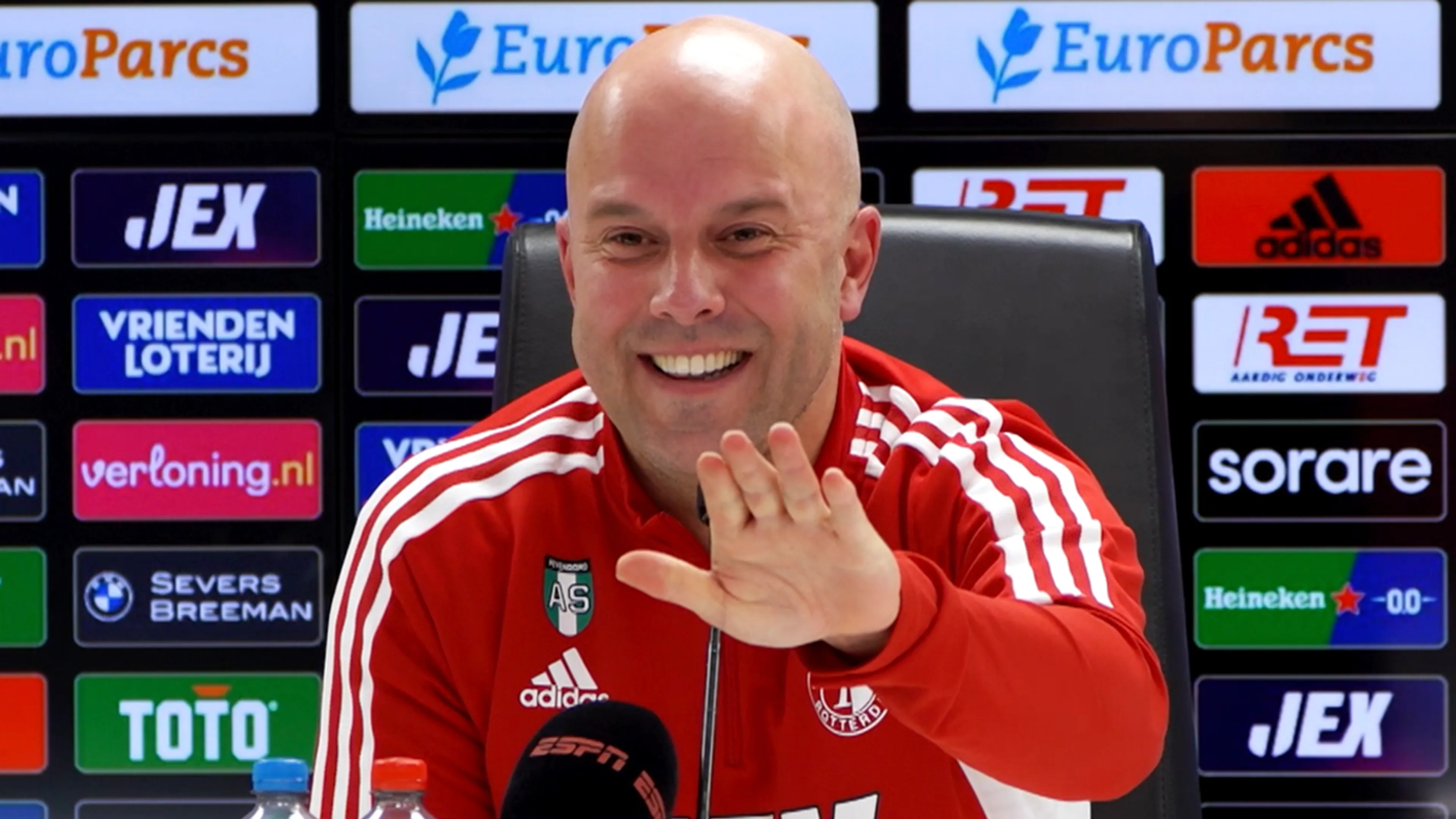 Slot steelt de show op persconferentie: ‘Dat is een grapje, Valentijn!’