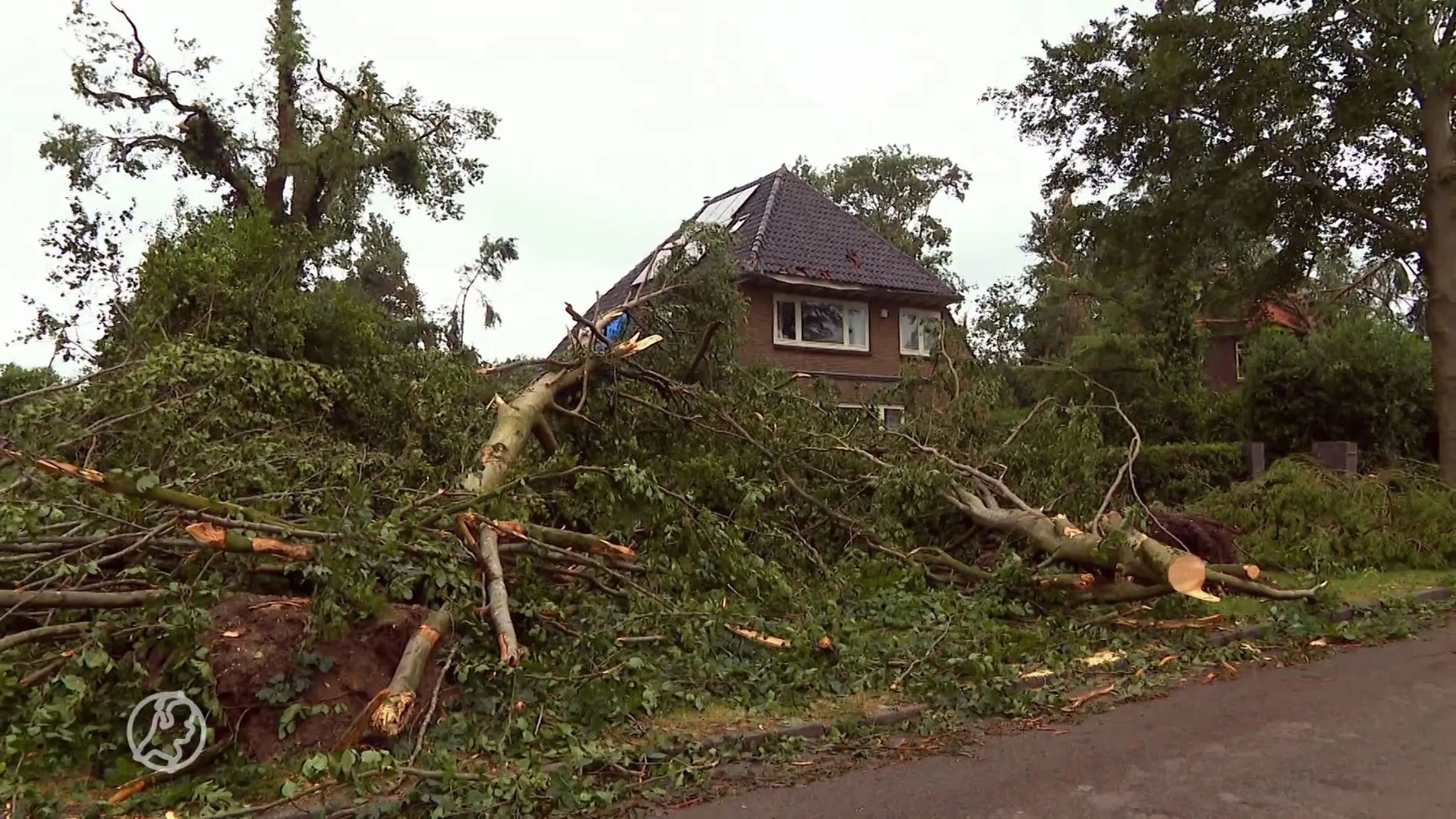 Bewoners nemen schade op na verwoestende storm Leersum