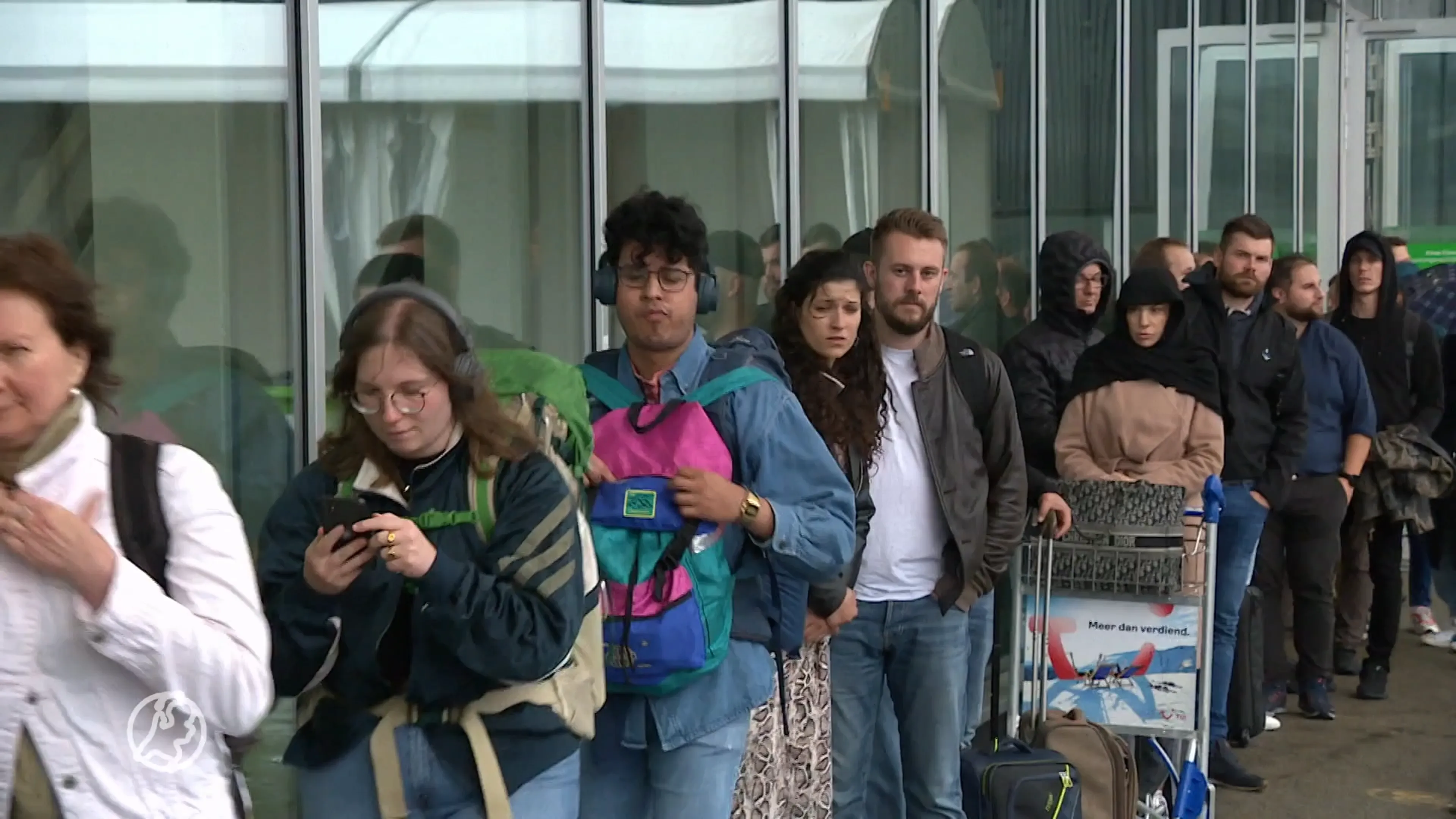 Opnieuw lange rijen op Schiphol: 'Halflege vluchten vertrekken wegens vertraagde passagiers'
