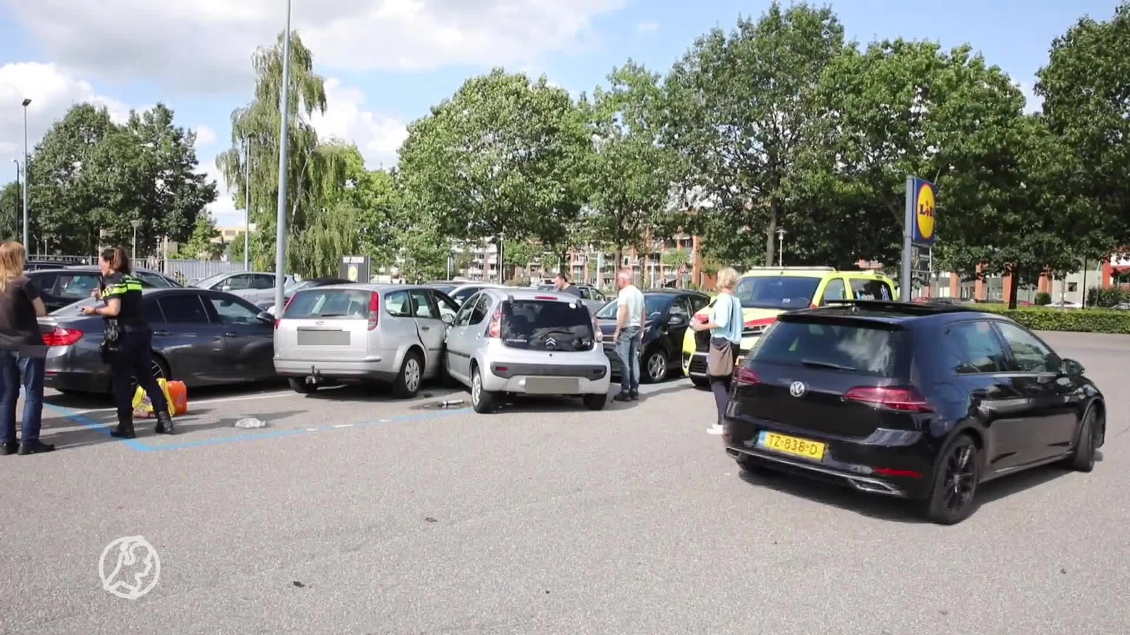 Vijf auto's geramd bij supermarkt in Apeldoorn