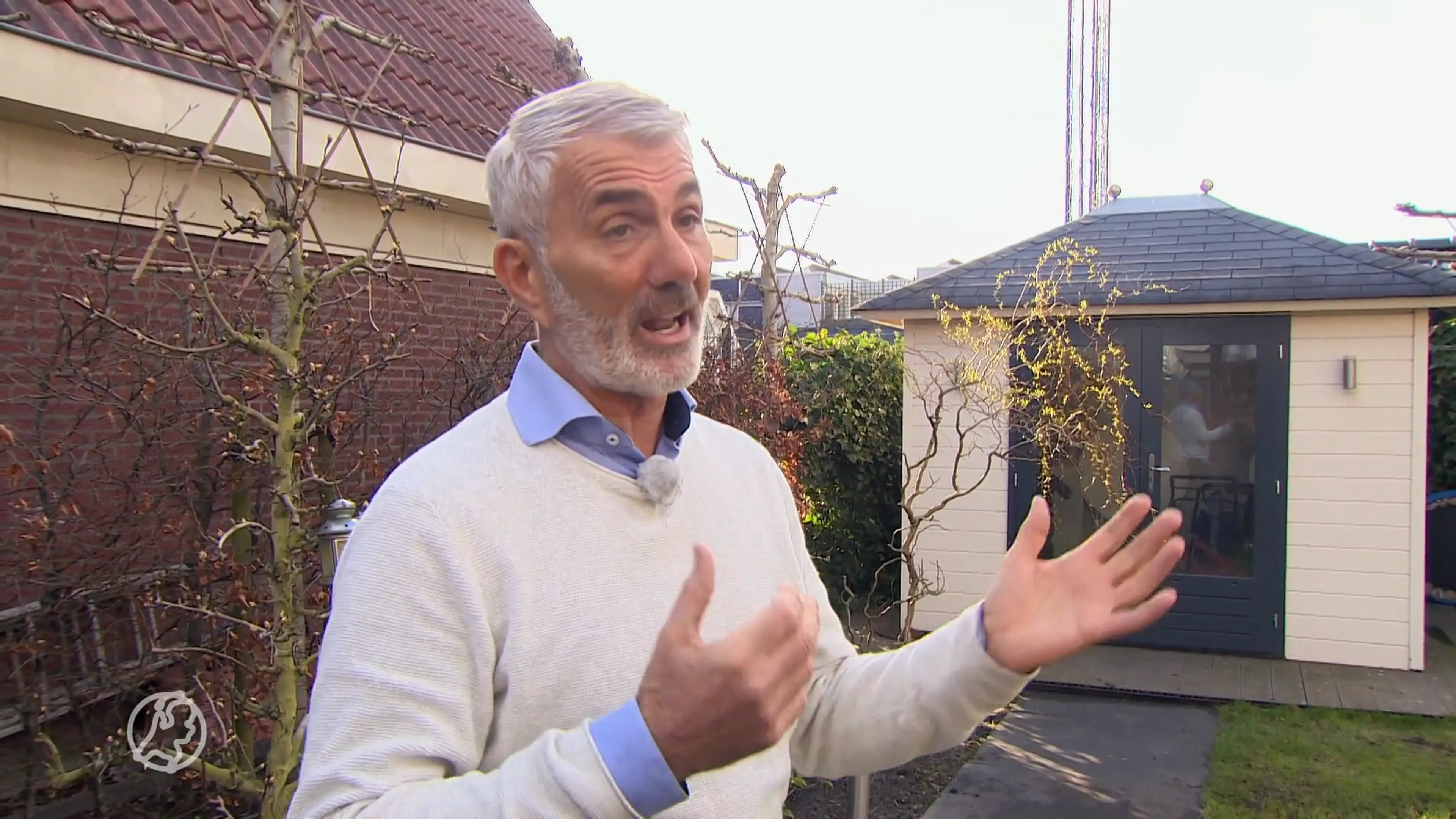 Heiloose buurt is geknakte zendmast tussen woningen zat