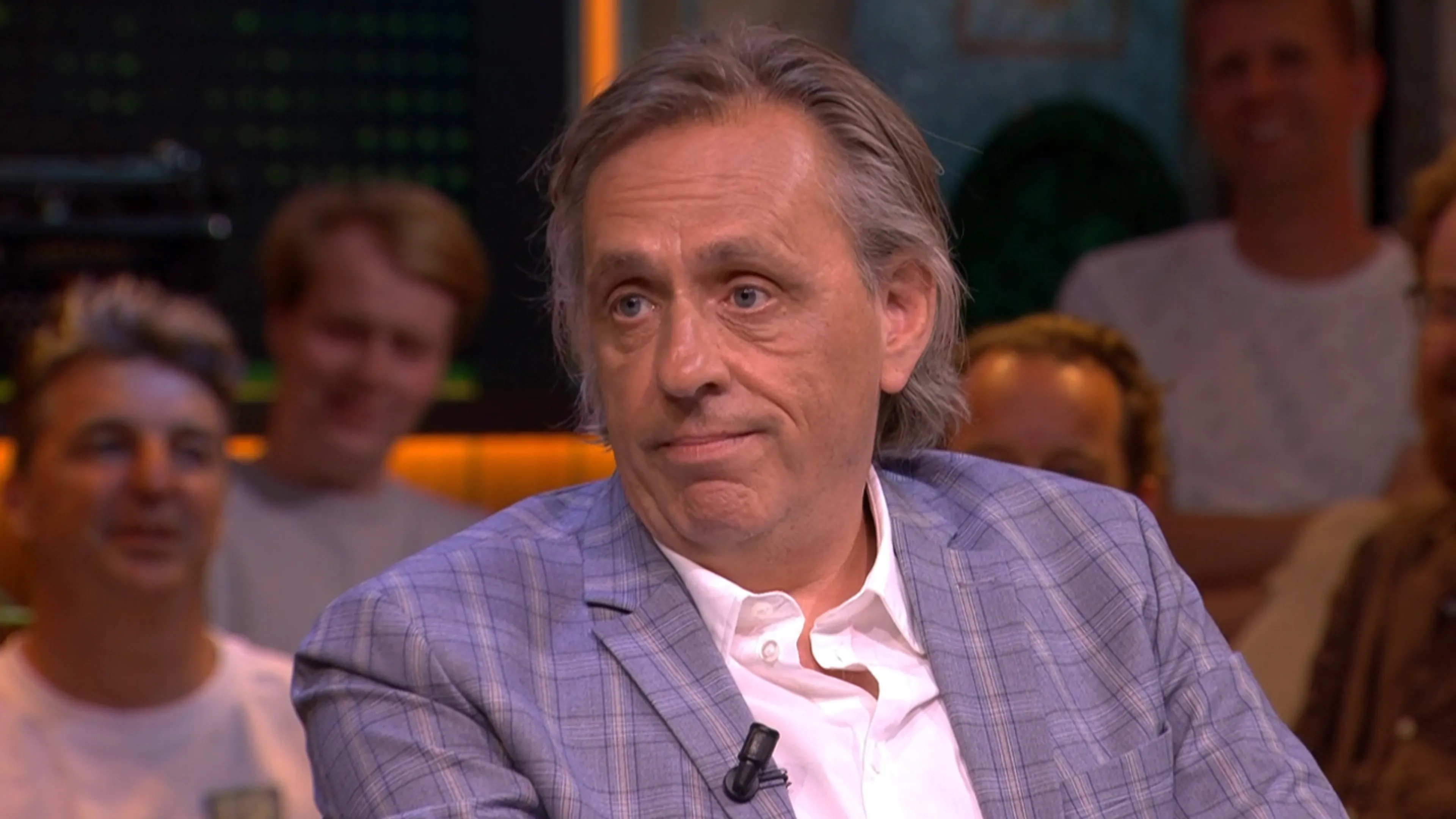 Marcel slaagt er niet in om theorie-examen voor rijbewijs te halen: 'Het is de schuld van D66!'