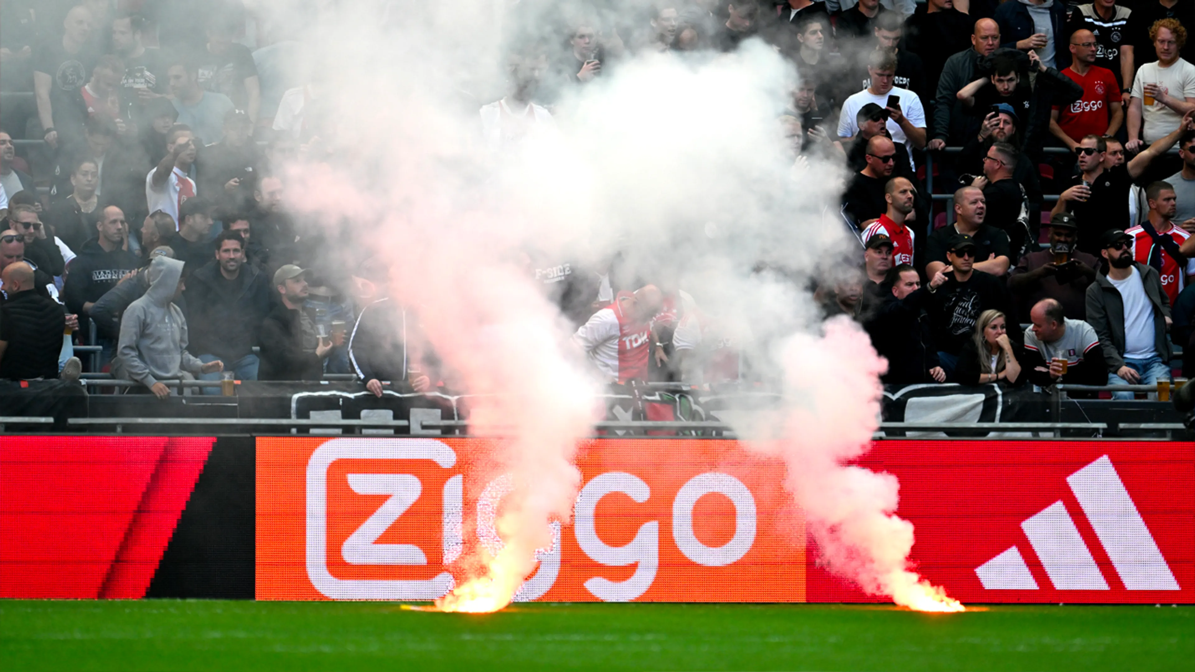 'Harde kern Ajax wil wedstrijden net zo lang laten staken tot de RvC weg is'