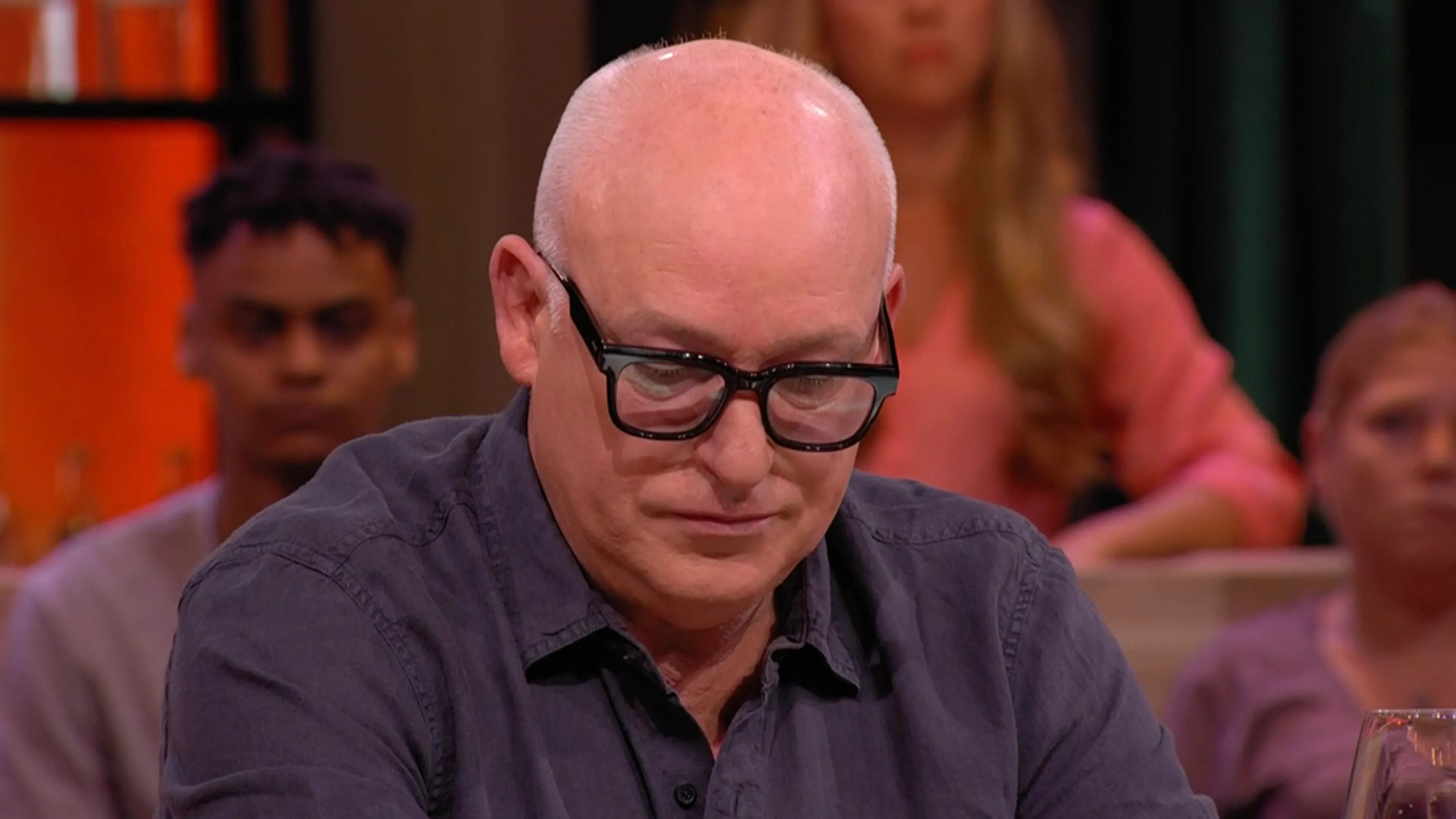 Johan, Wilfred en René steken Willibrord Frequin een hart onder de riem