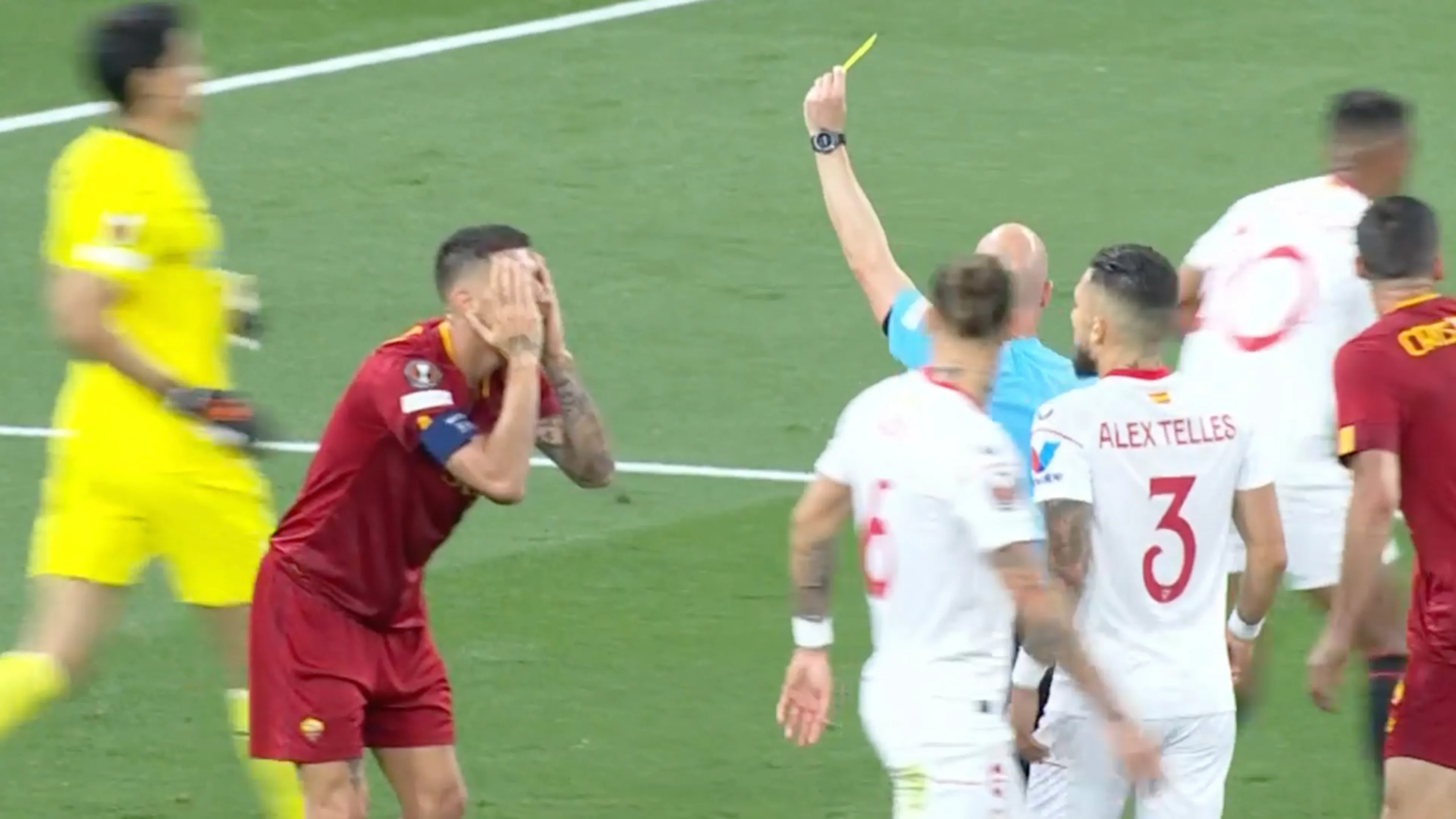GEEL: Pellegrini wordt bestraft na schwalbe in strafschopgebied Sevilla