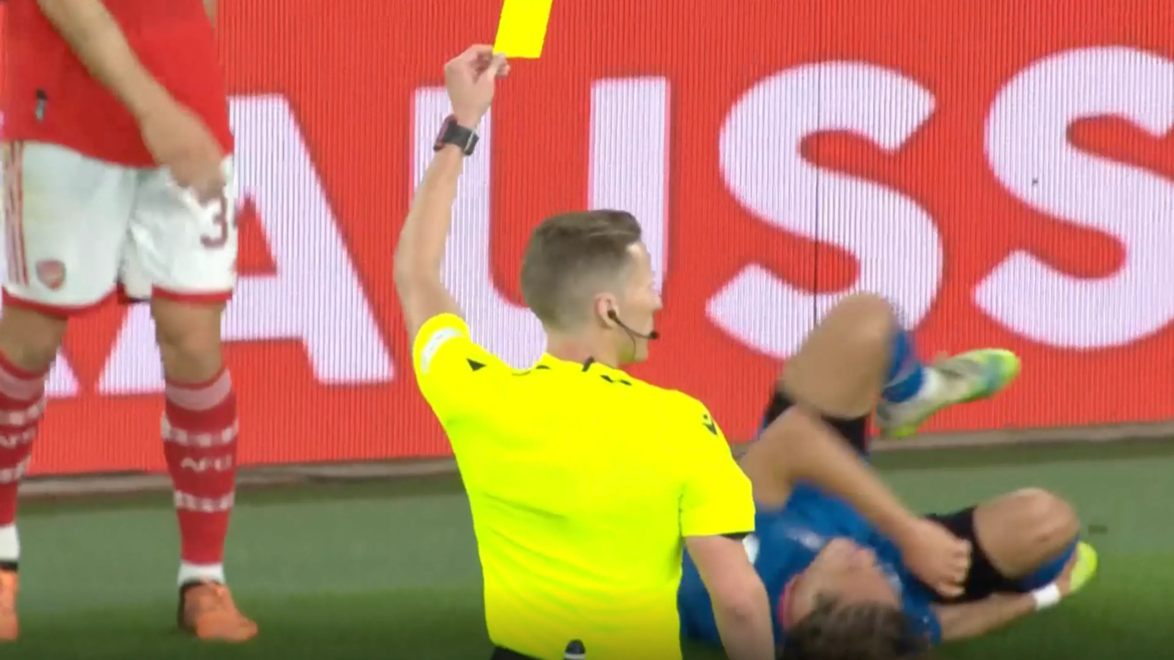 GEEL: Xhaka krijgt eerste gele kaart voor overtreding op Xavi Simons