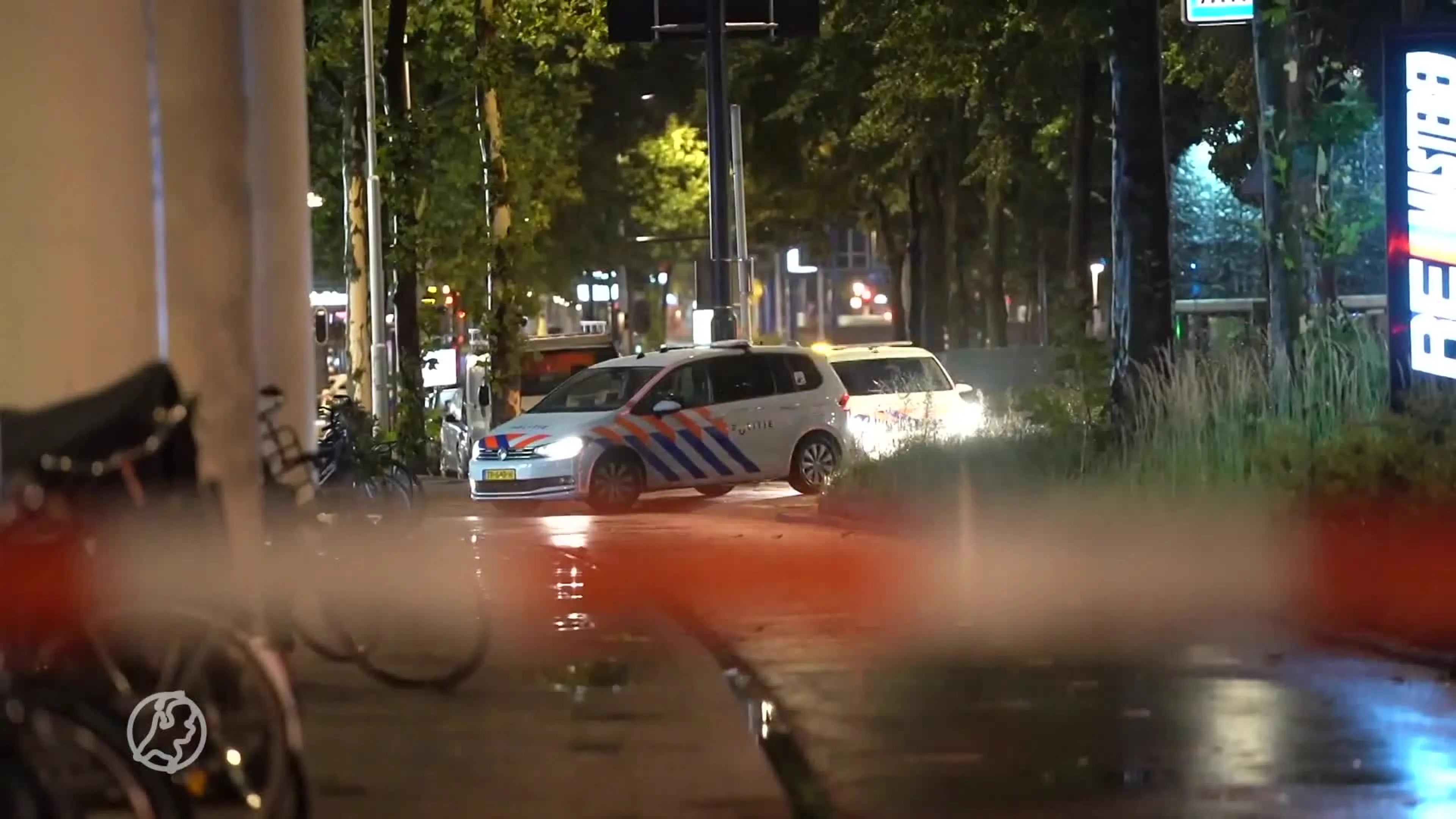 Kogel raakt agent in been nadat verdachte tas met vuurwapen weggooit