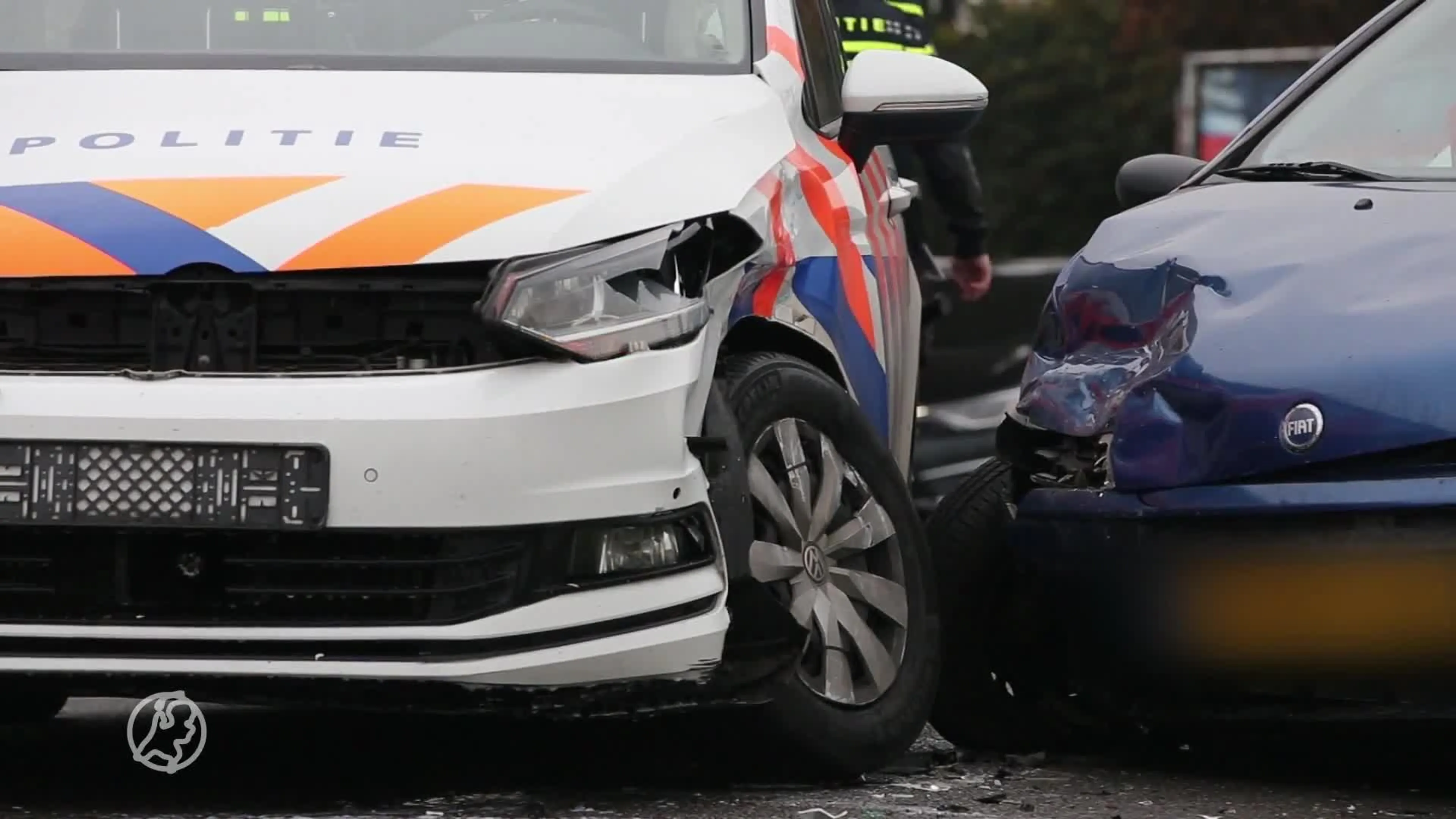 Politie achtervolgt automobilist zonder rijbewijs in Wilnis en crasht: drie gewonden