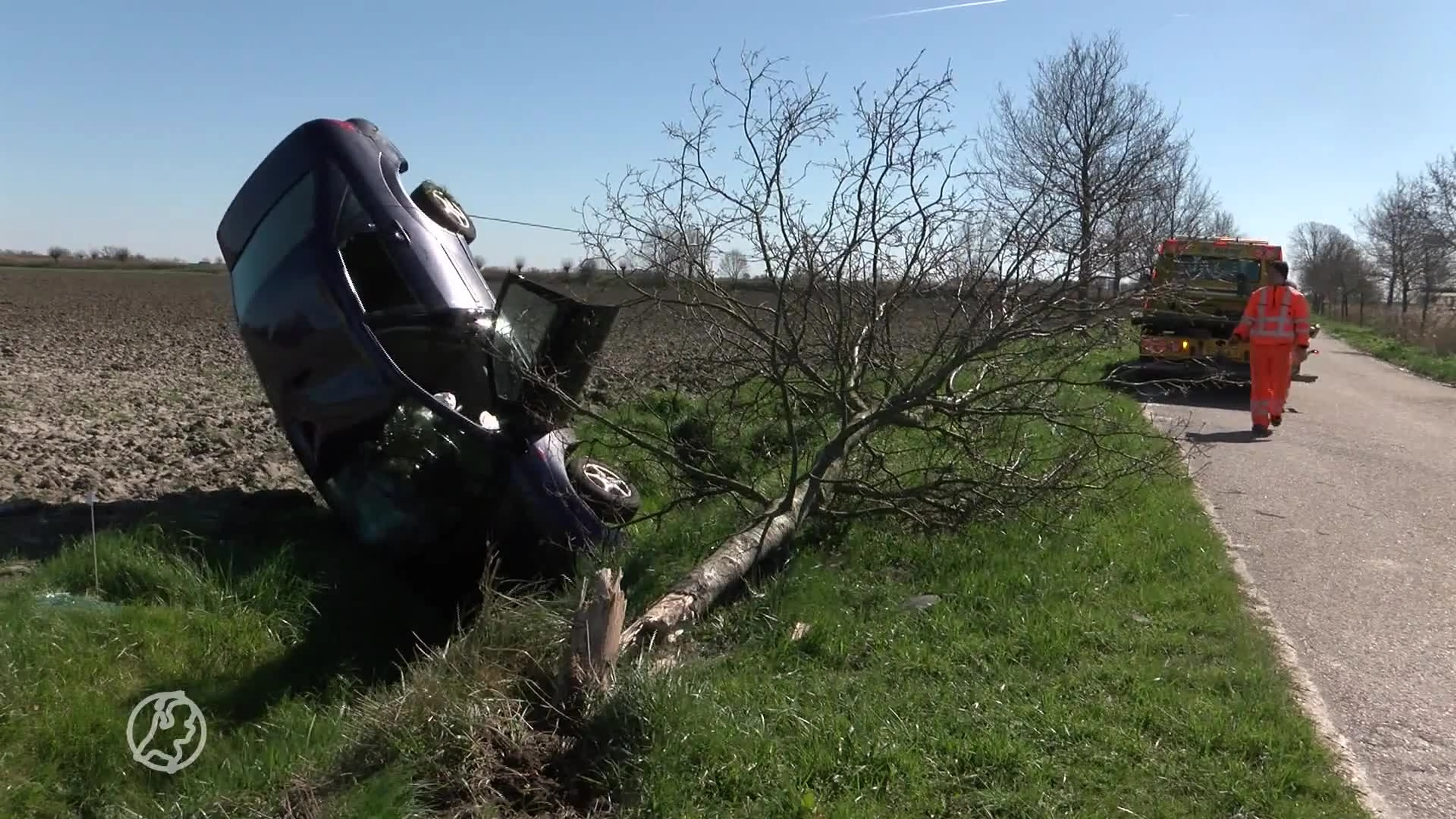 Auto bijna rechtop in sloot bij Ellewoutsdijk