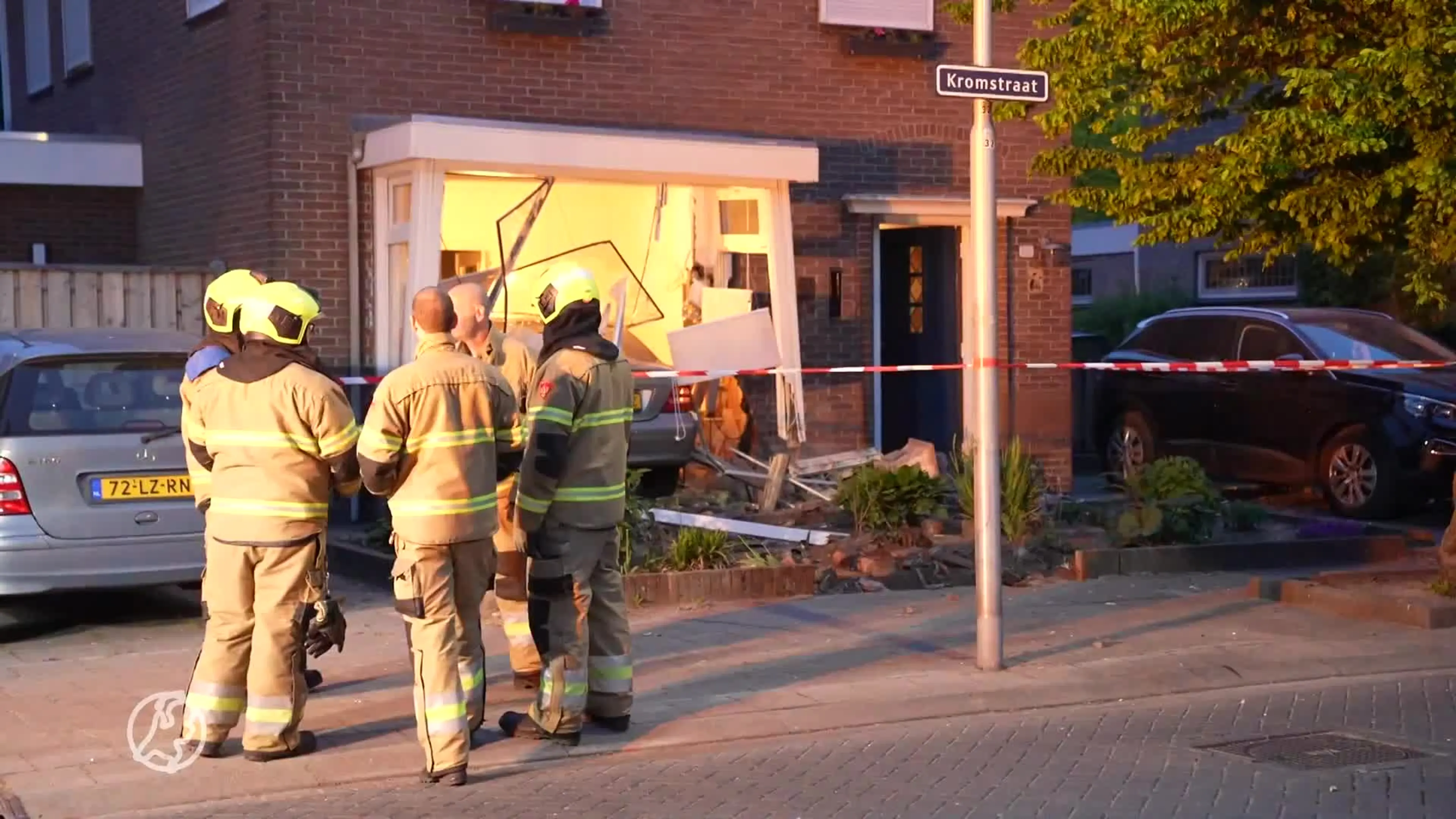 Auto ramt voorgevel van woning in Oss, ravage is enorm