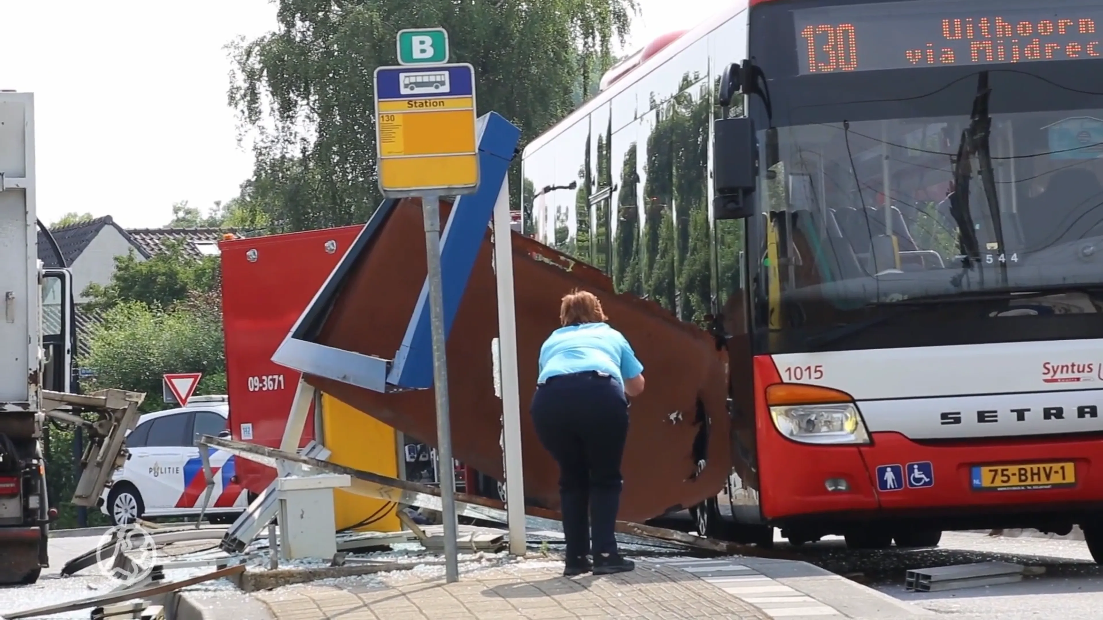 Gewonden nadat vrachtwagen tegen bushokje Breukelen is gereden