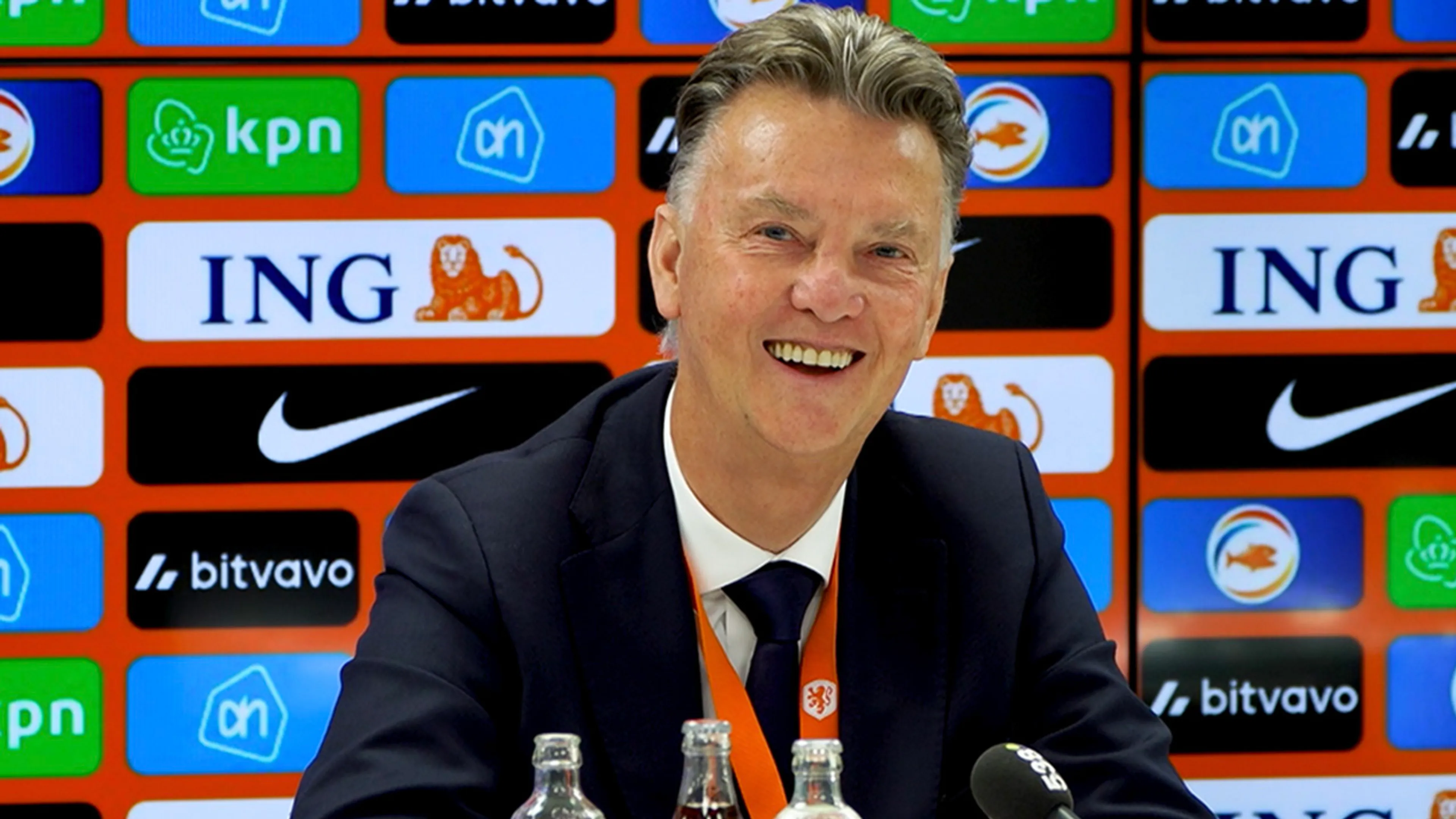 Van Gaal lacht om Vandaag Inside-verslaggever: 'Wat een valse vraag!'