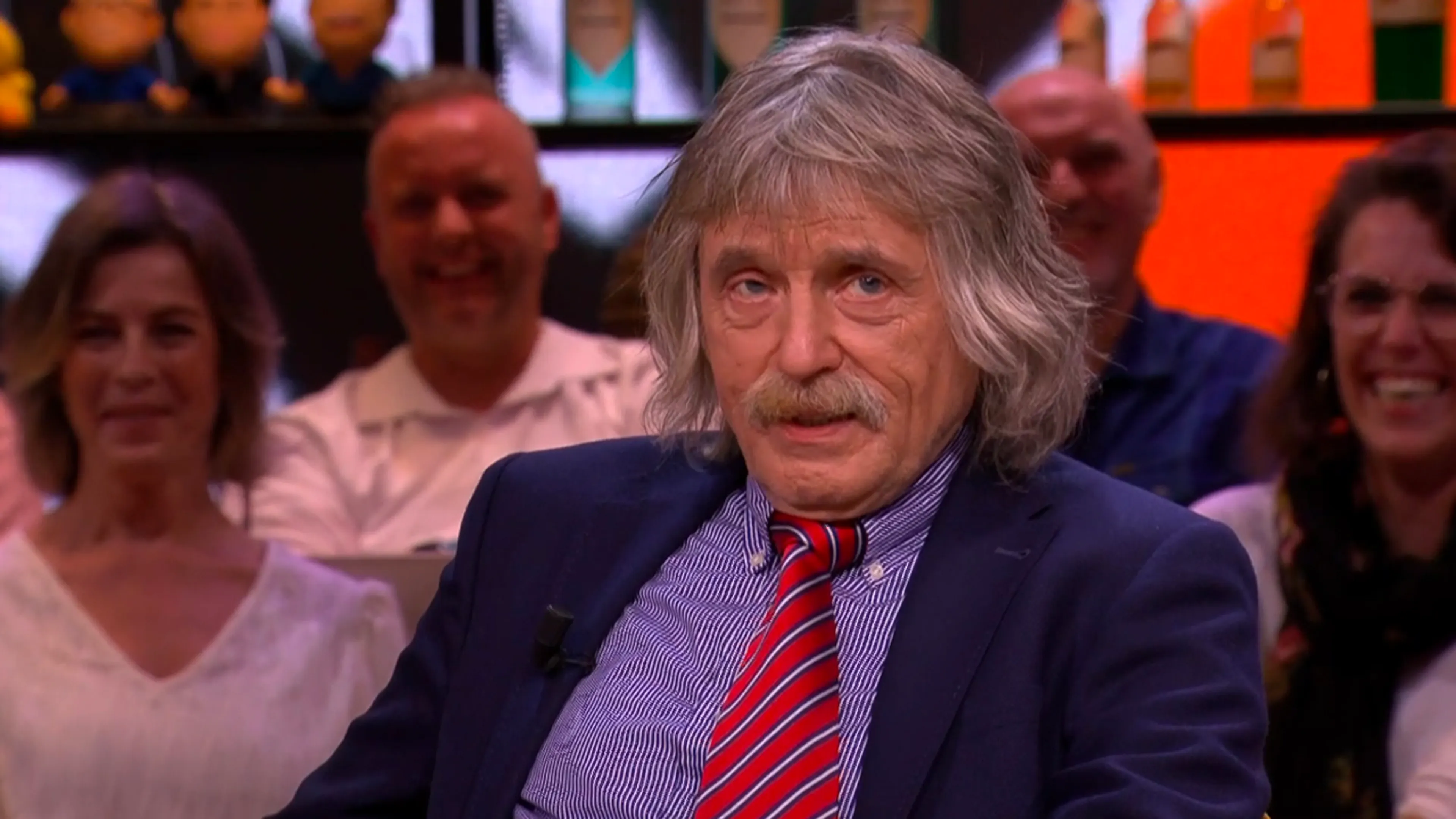 Johan bruut onderbroken door regisseur: ‘Ik zit in een serieus gesprek…’