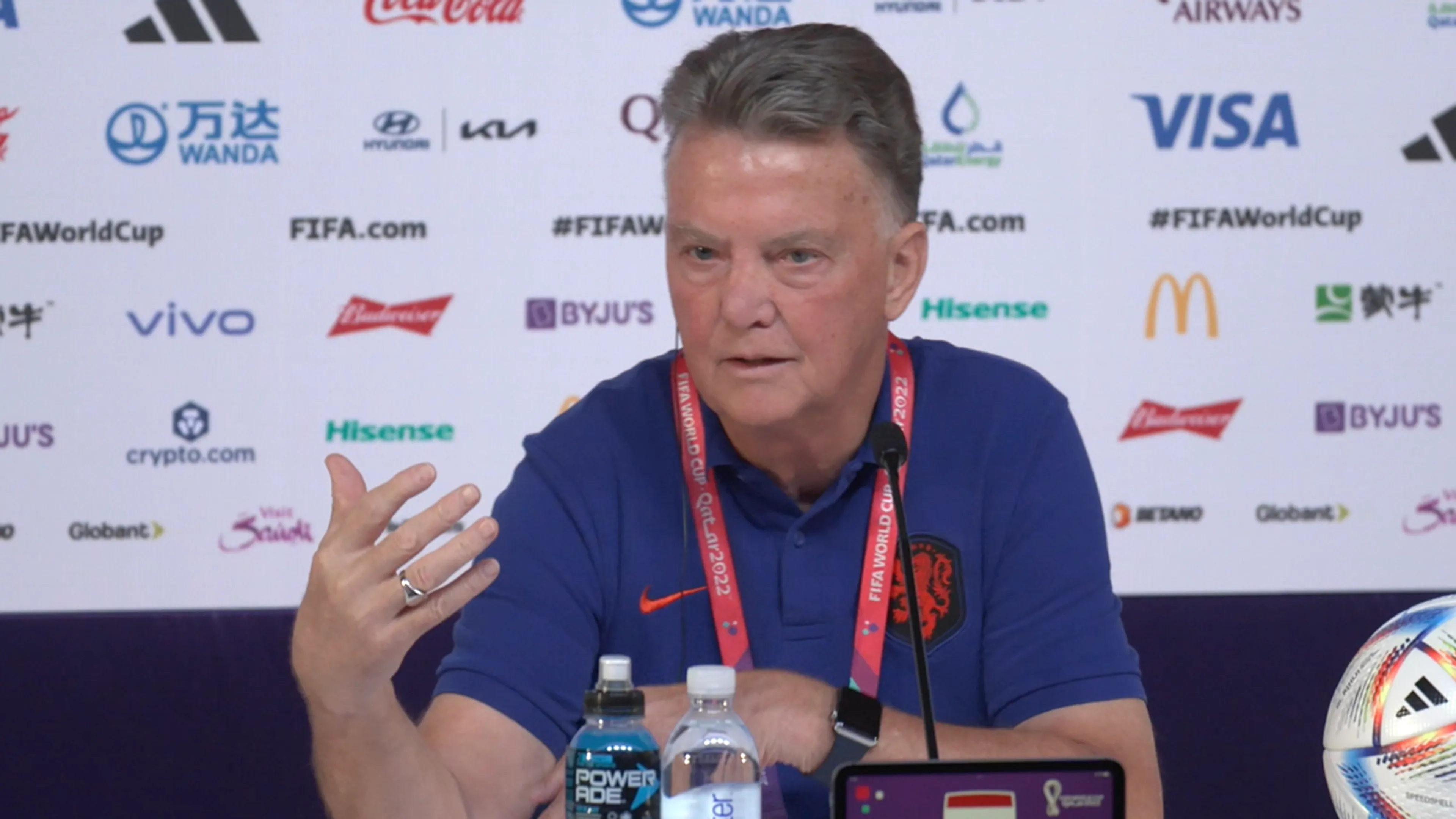 Van Gaal tegen Krabbendam over evolutie in voetbal: 'Jij begrijpt dit niet!'