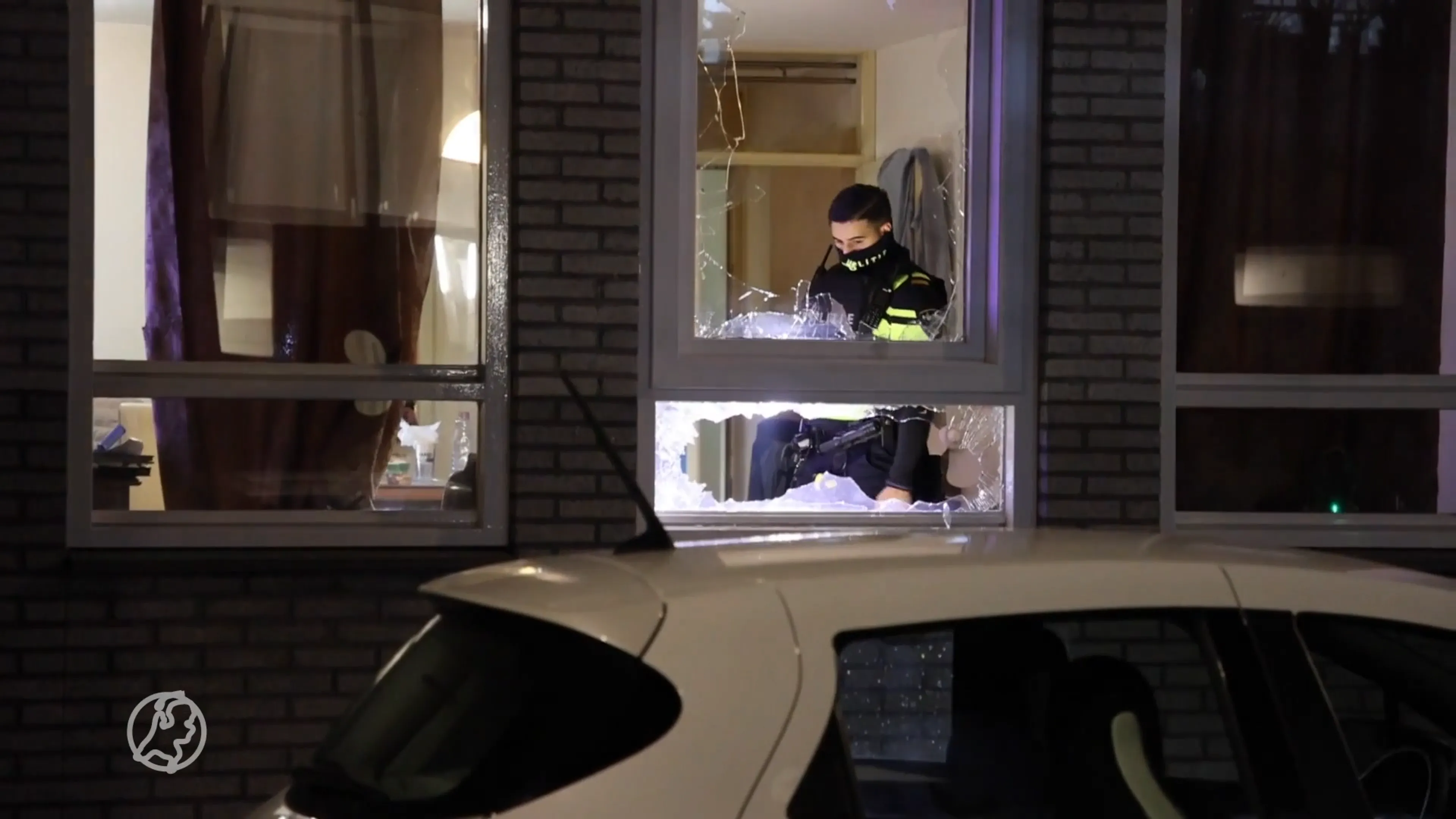 Bewoners opgeschrikt: brandend voorwerp door raam naar binnen gegooid
