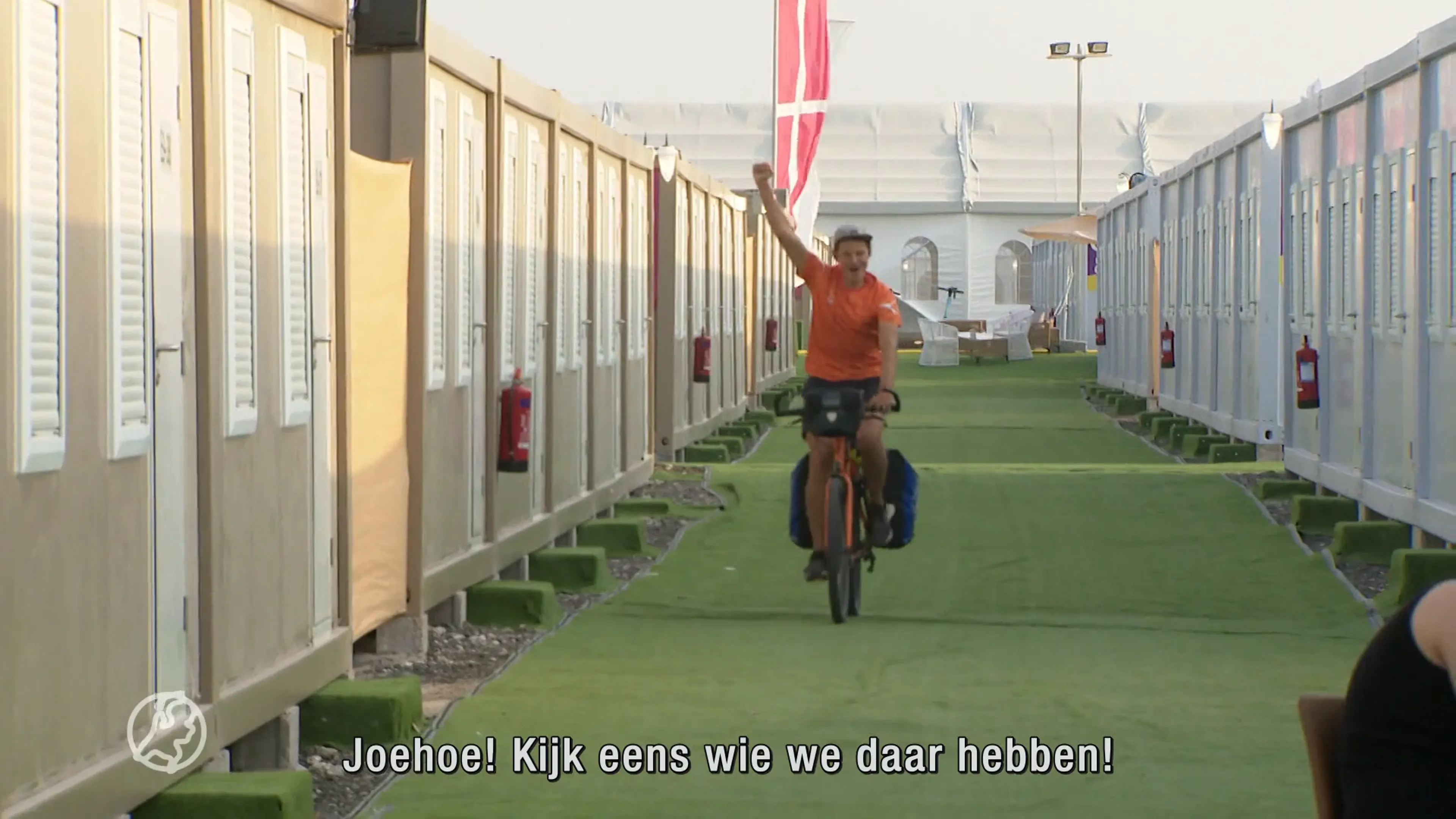 Oranjefan fietst van Amsterdam naar Qatar: 'Ik ben net op tijd voor de eerste wedstrijd'