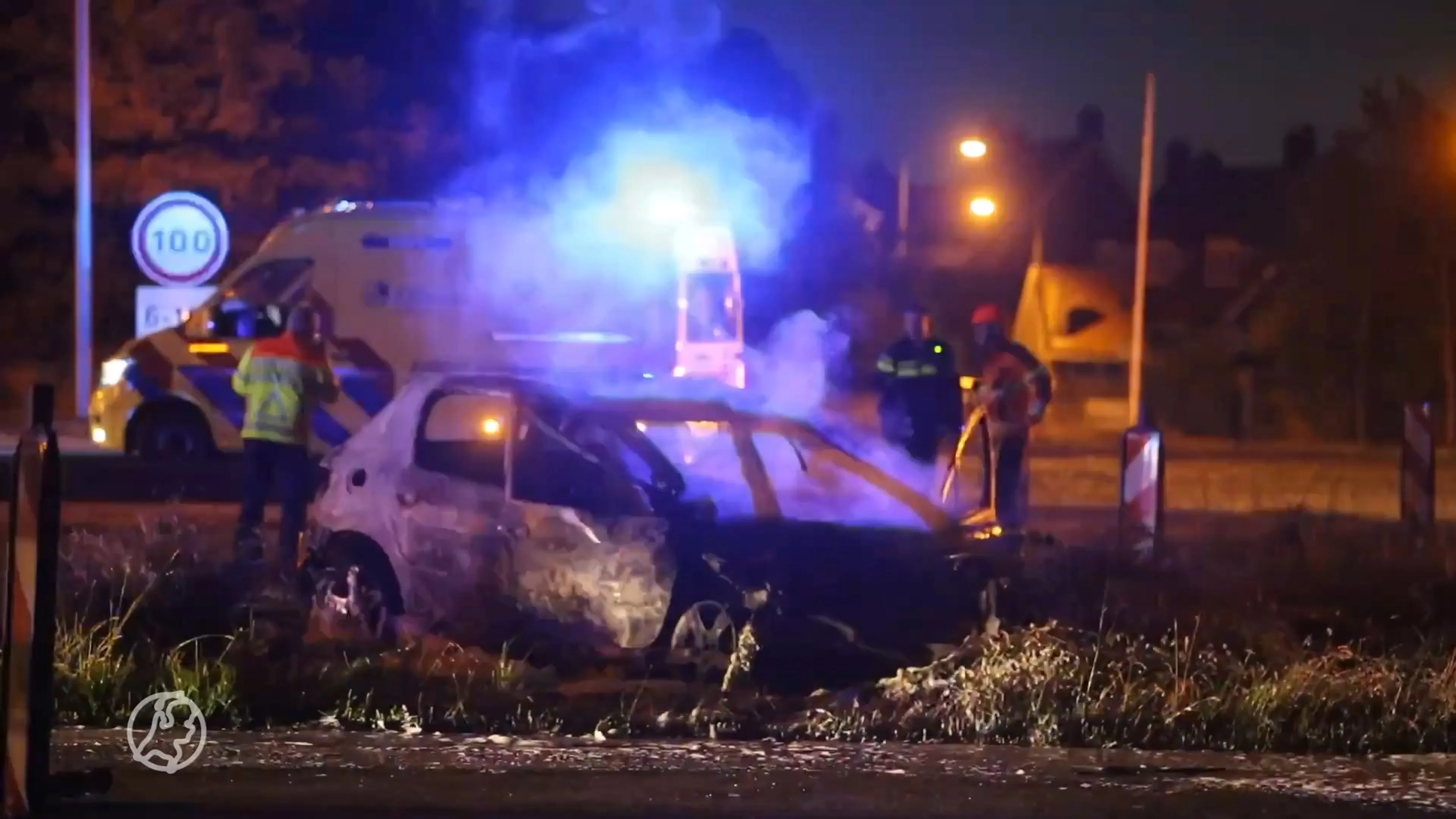 Zwaar ongeluk bij Afsluitdijk: auto vliegt in brand na botsin...