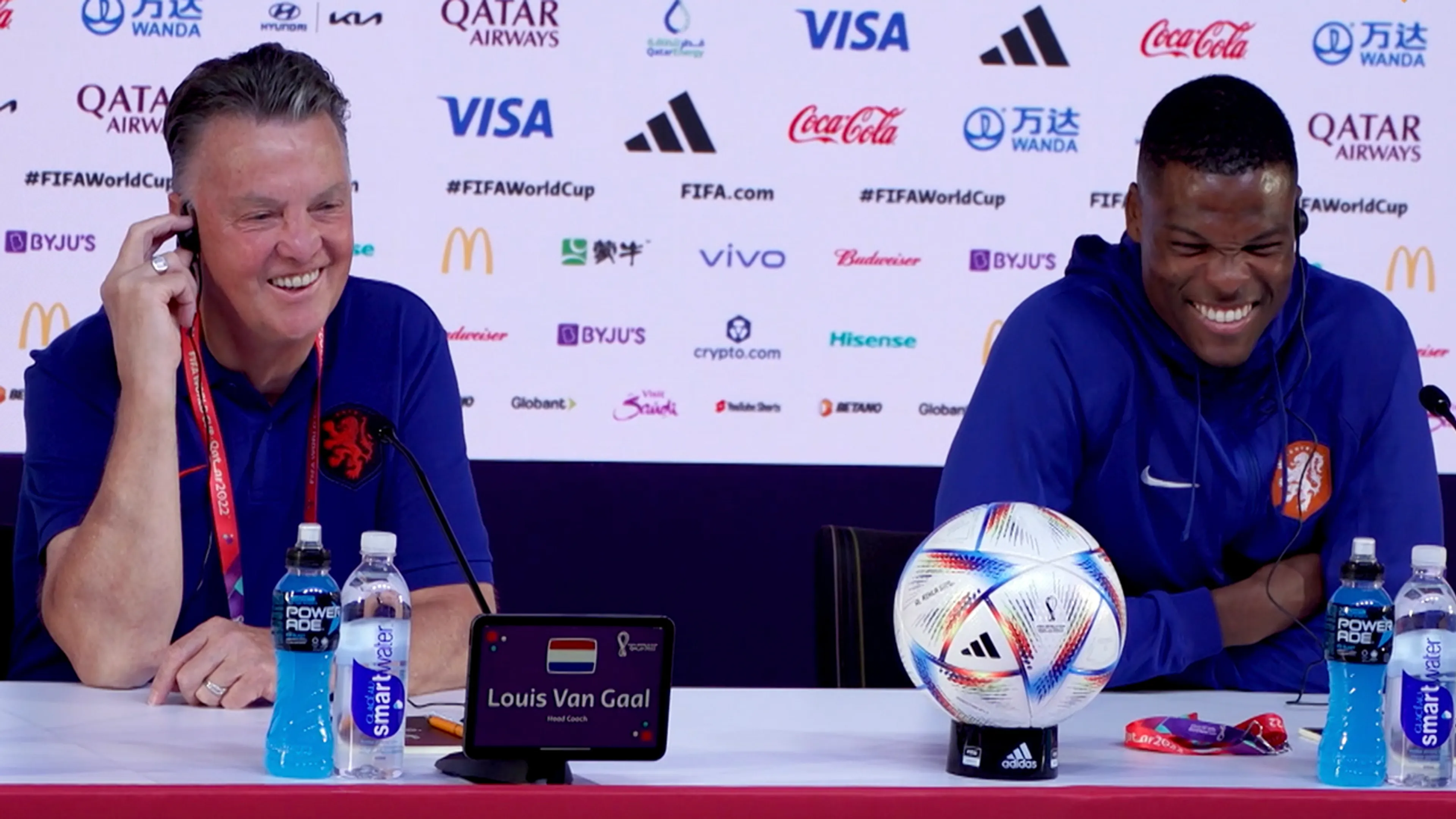 Van Gaal dolt met fotograaf: 'Denzel is een knappe jongen'