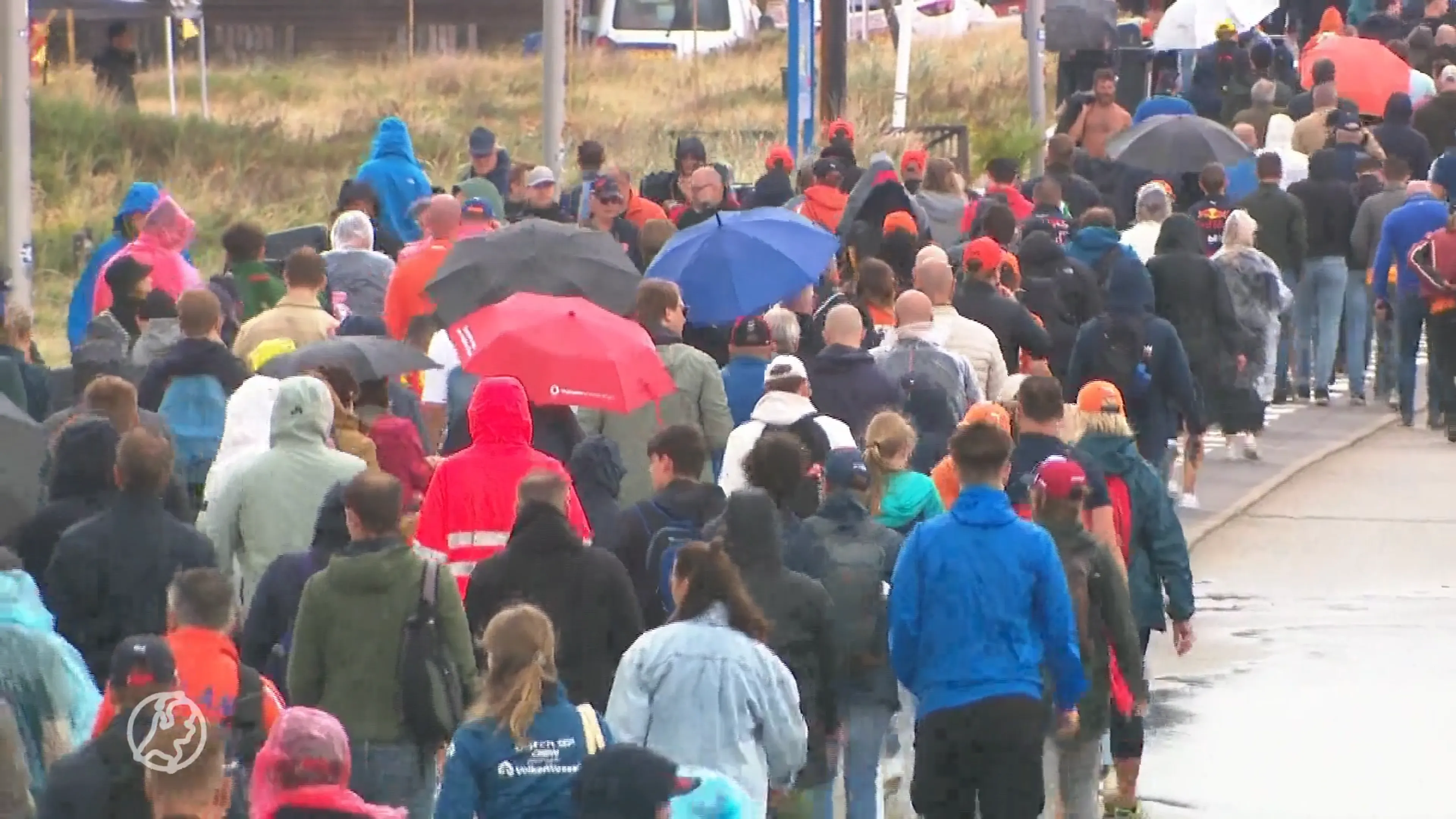 Regen speelt kwalificatie voor fans op Zandvoort parten, maar Max maakt alles goed