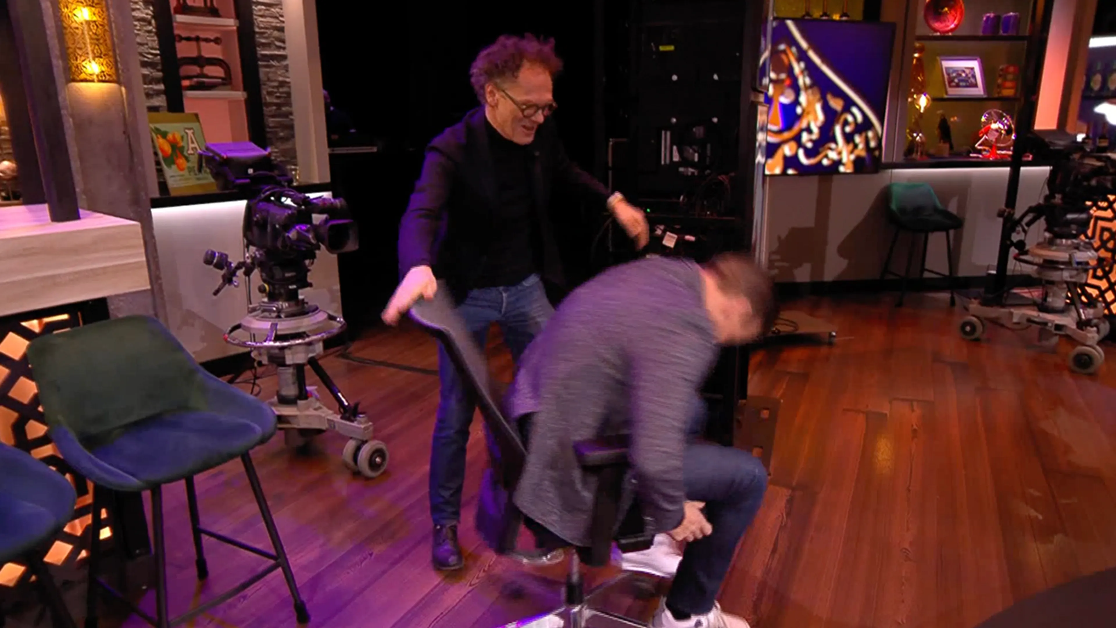 Ben simuleert training voor astronauten met Wilfred: 'Word je al misselijk?!'