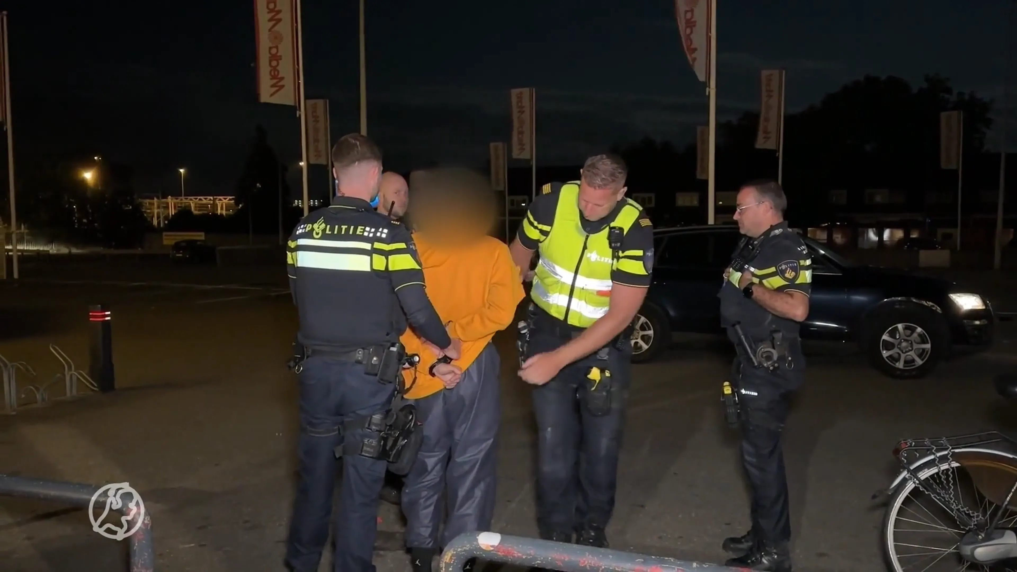 Man probeert actie-auto bij Mediamarkt in brand te steken