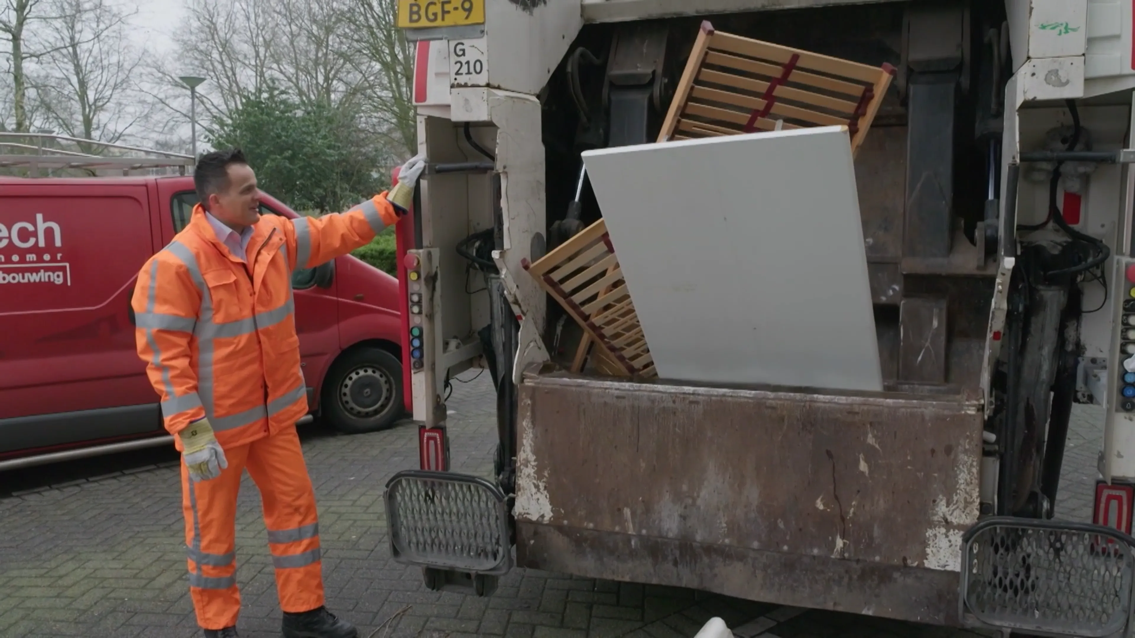 Mitch HAALT een berg GROFVUIL op