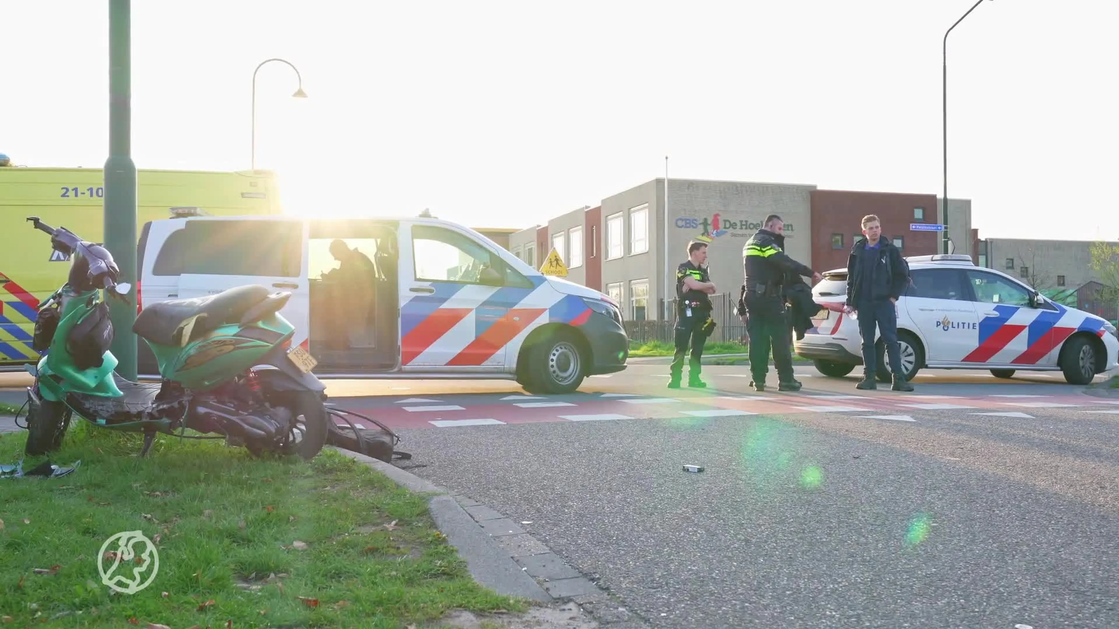 Scooterongeluk tussen broer en zus in Wijk en Aalburg; een persoon naar ziekenhuis