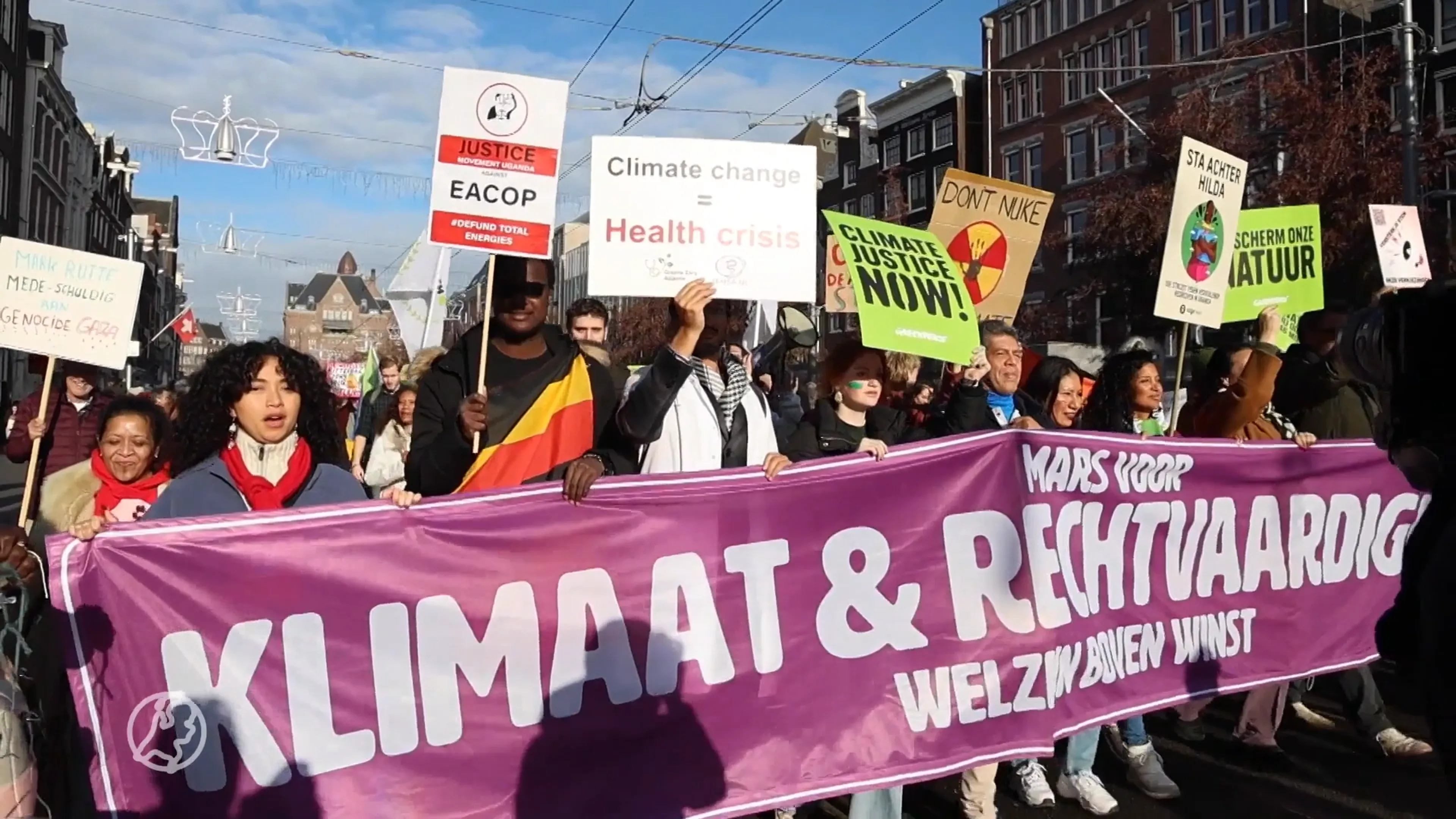 Tienduizenden demonstranten lopen mars door Amsterdam