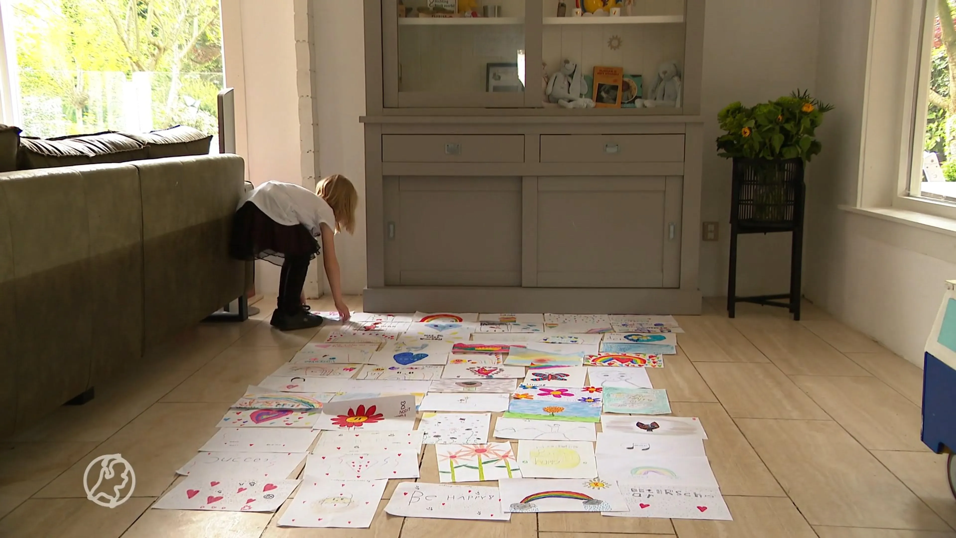 Elinde (7) maakt 'troosttekening' maken voor overleden broert...