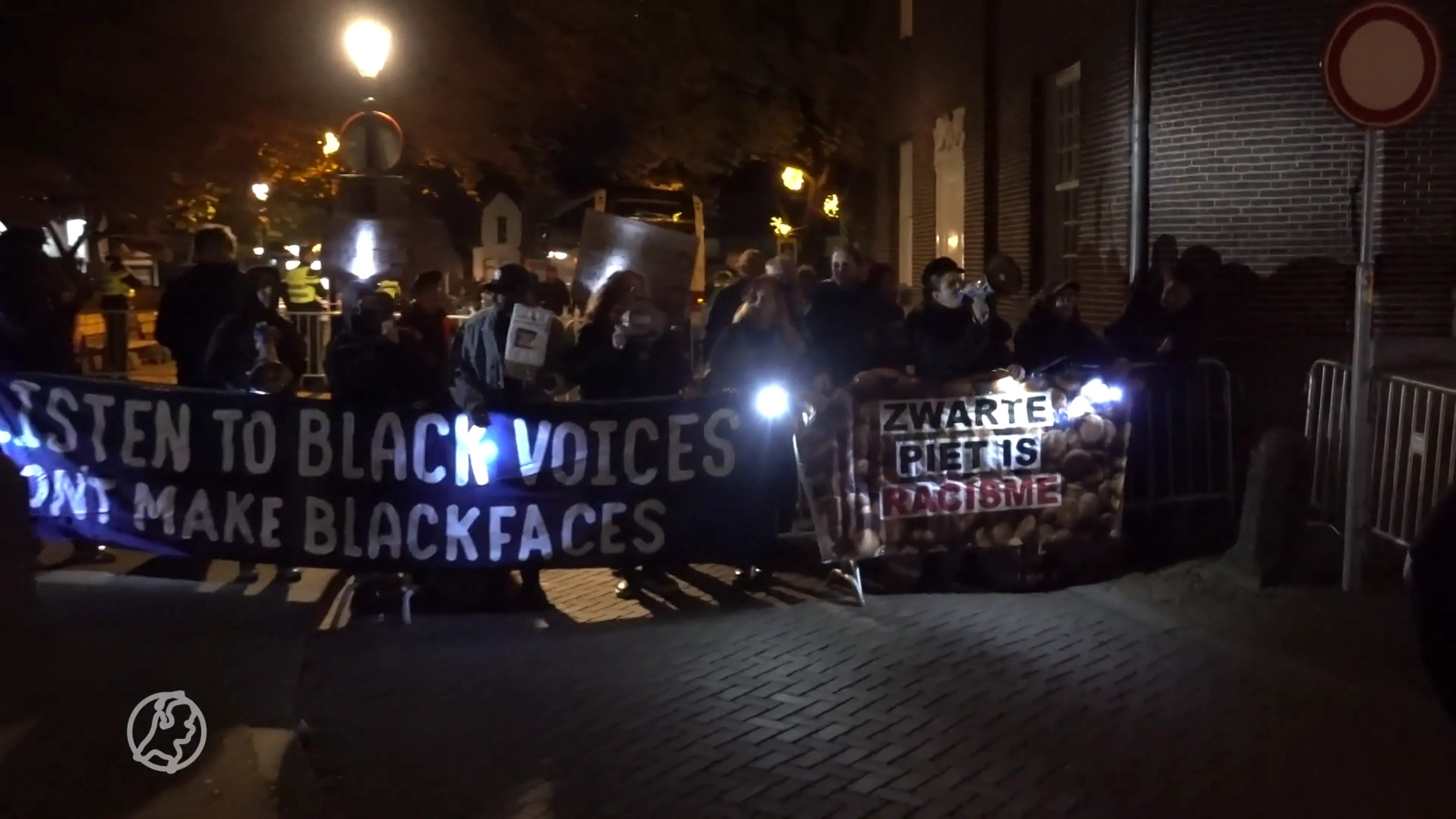 Eieren en scheldpartij bij demonstratie tegen Zwarte Piet in Westzaan