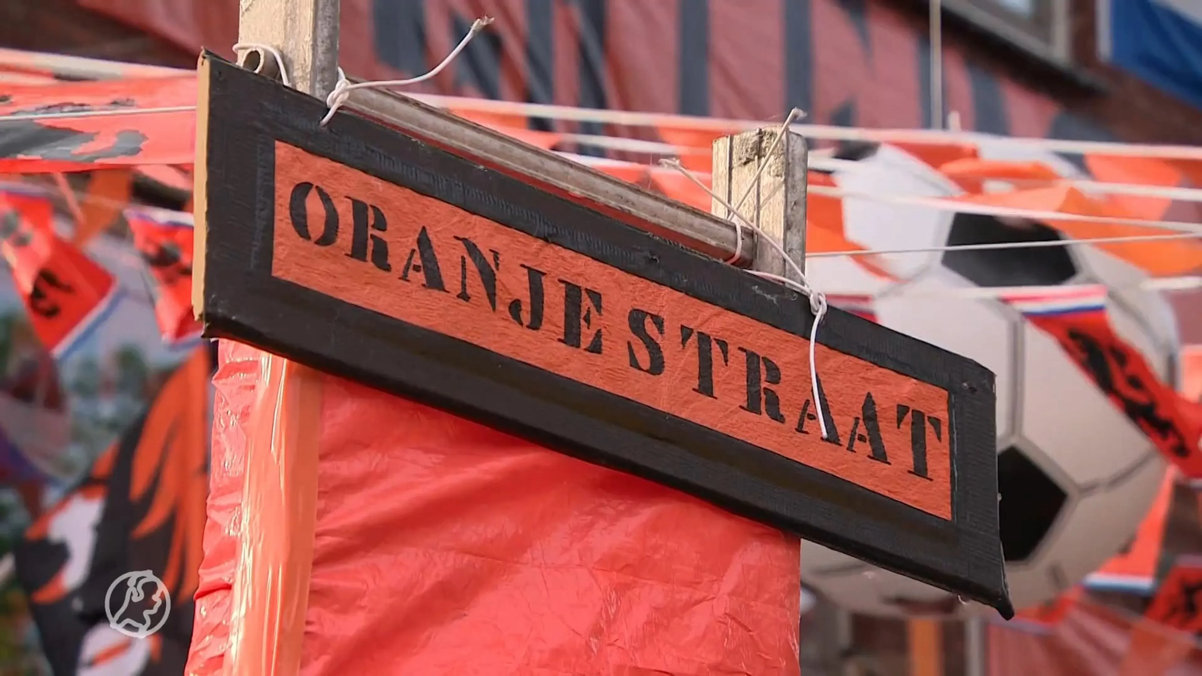 Spanning in Haagse Oranjestraat voor Nederland-Noorwegen