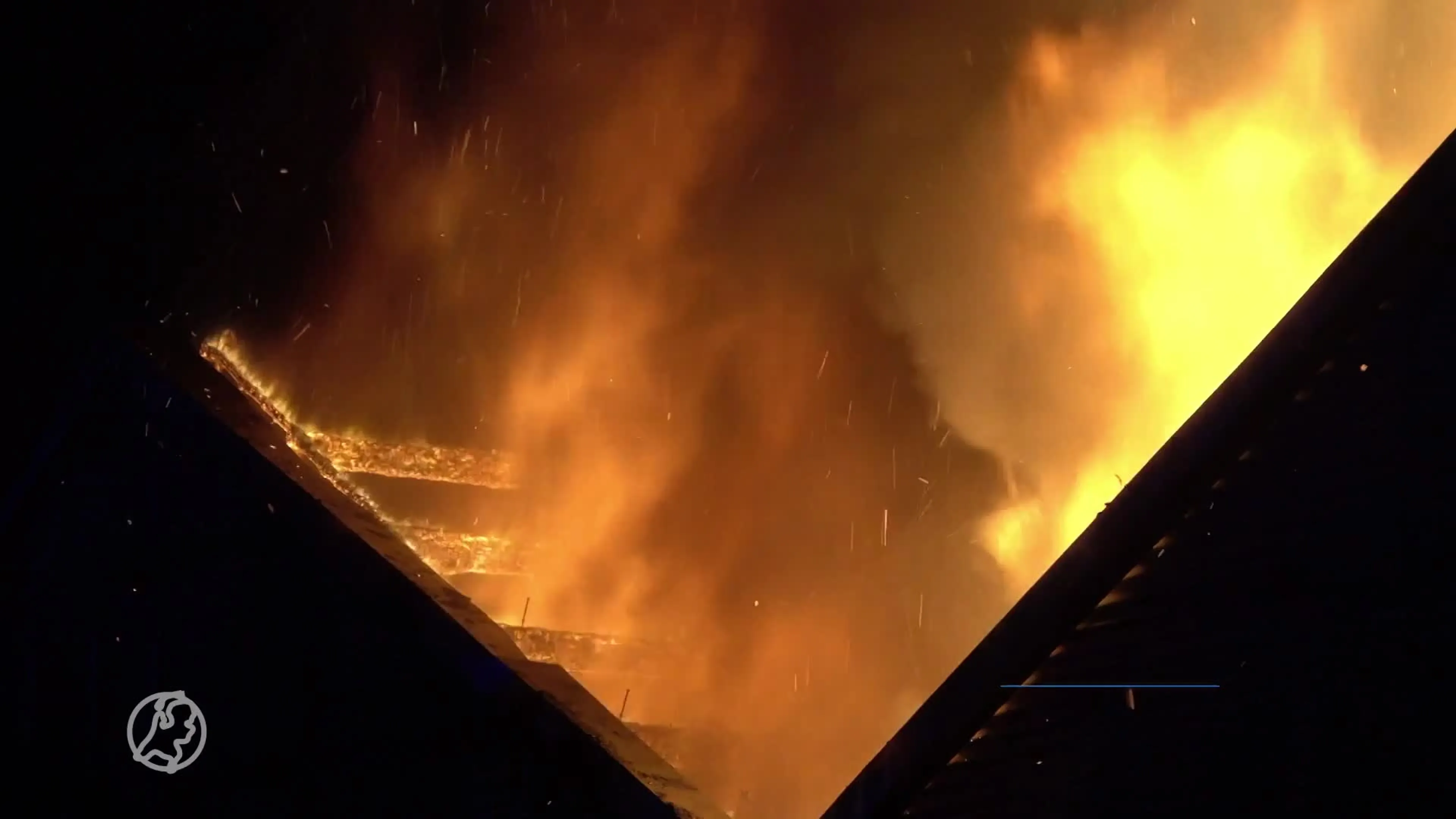 Grote brand verwoest schuren bij bloemkwekerij Heerhugowaard