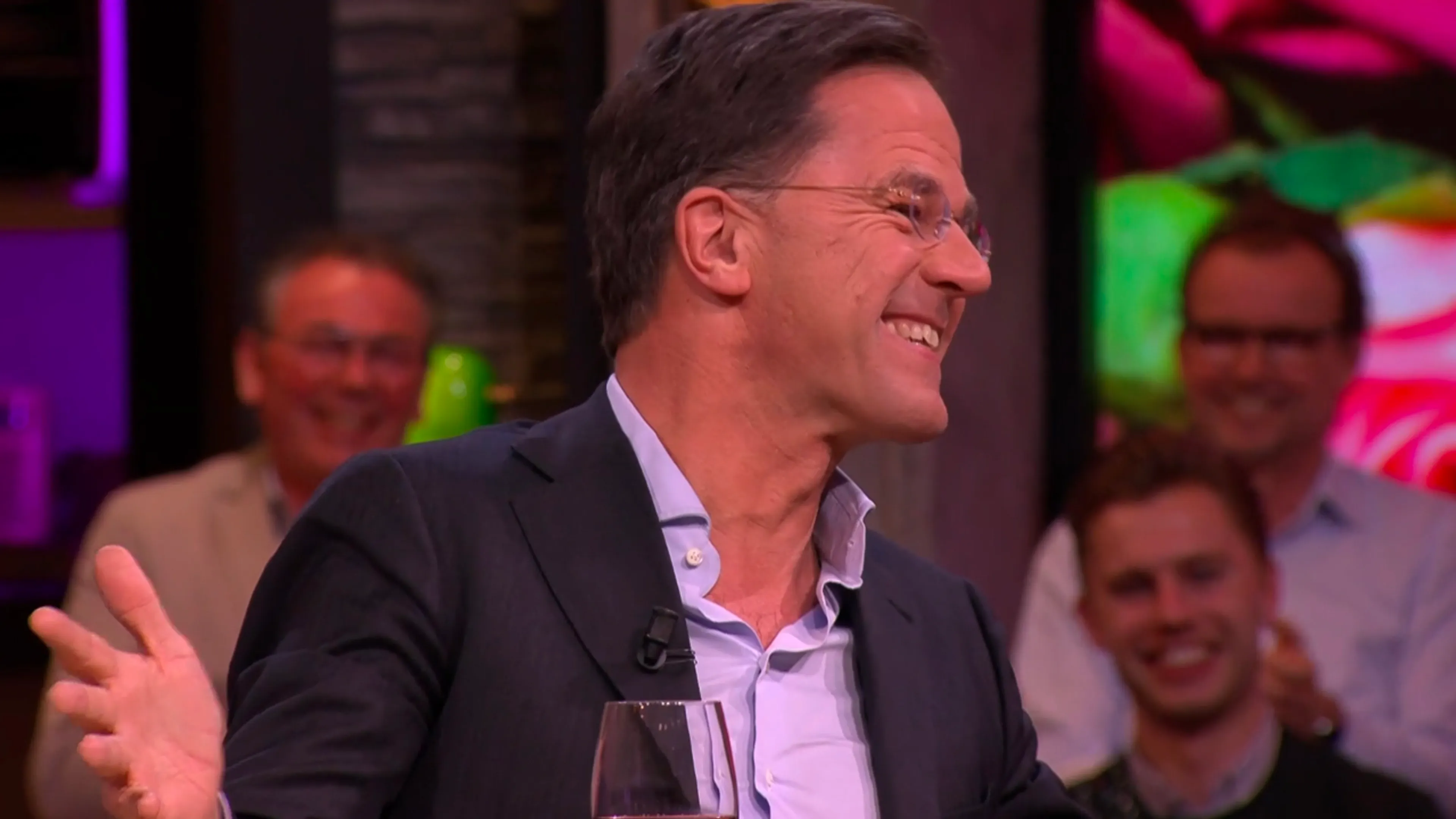 Applaus in de studio: Mark Rutte is van bil gegaan