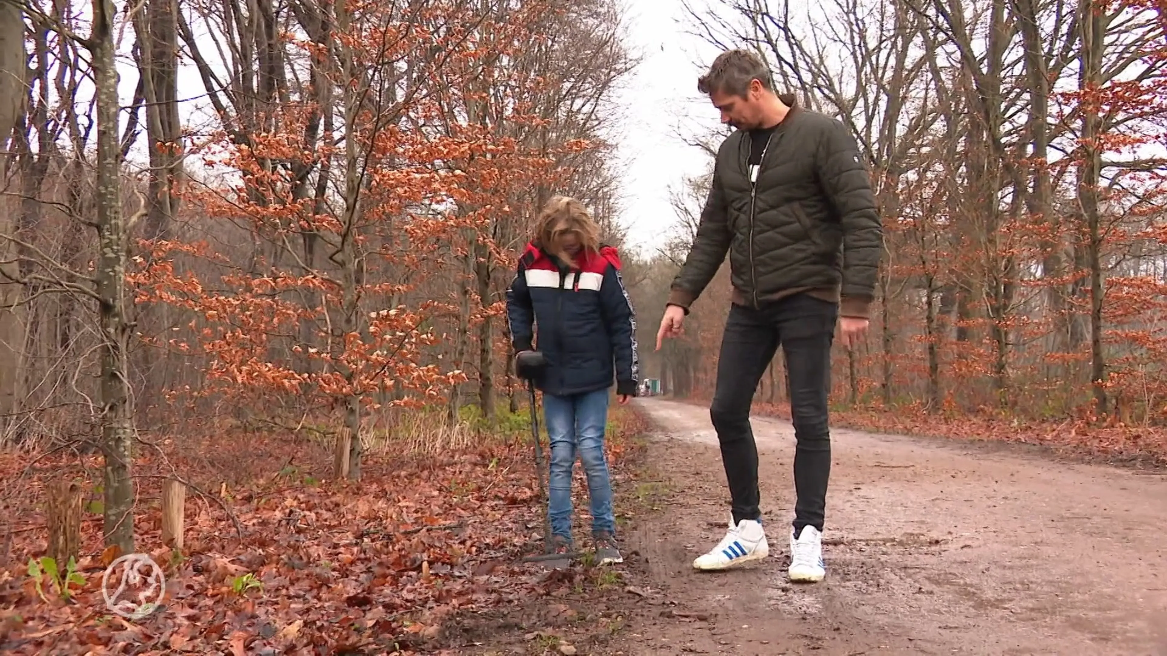 10-jarige Evans vindt granaat en landmijn en brengt ze tot on...
