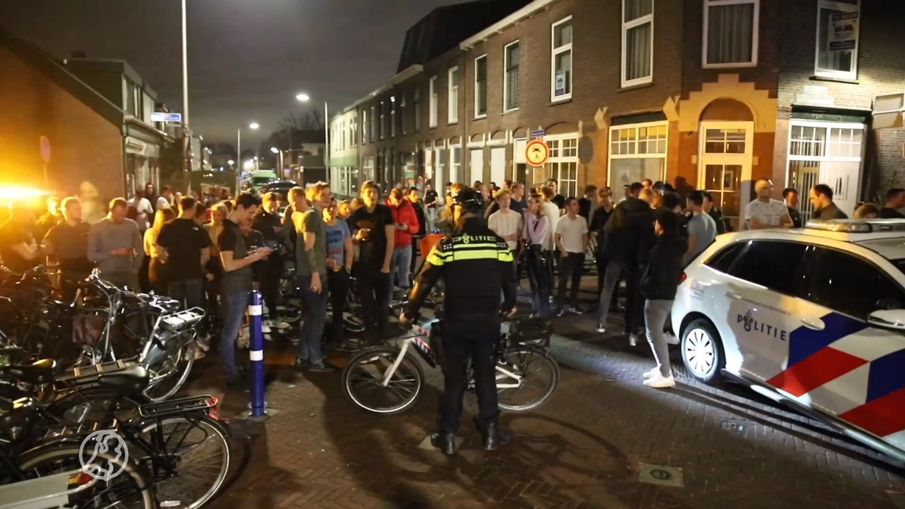 Honderden feestgangers op straat door brand in discotheek Naaldwijk