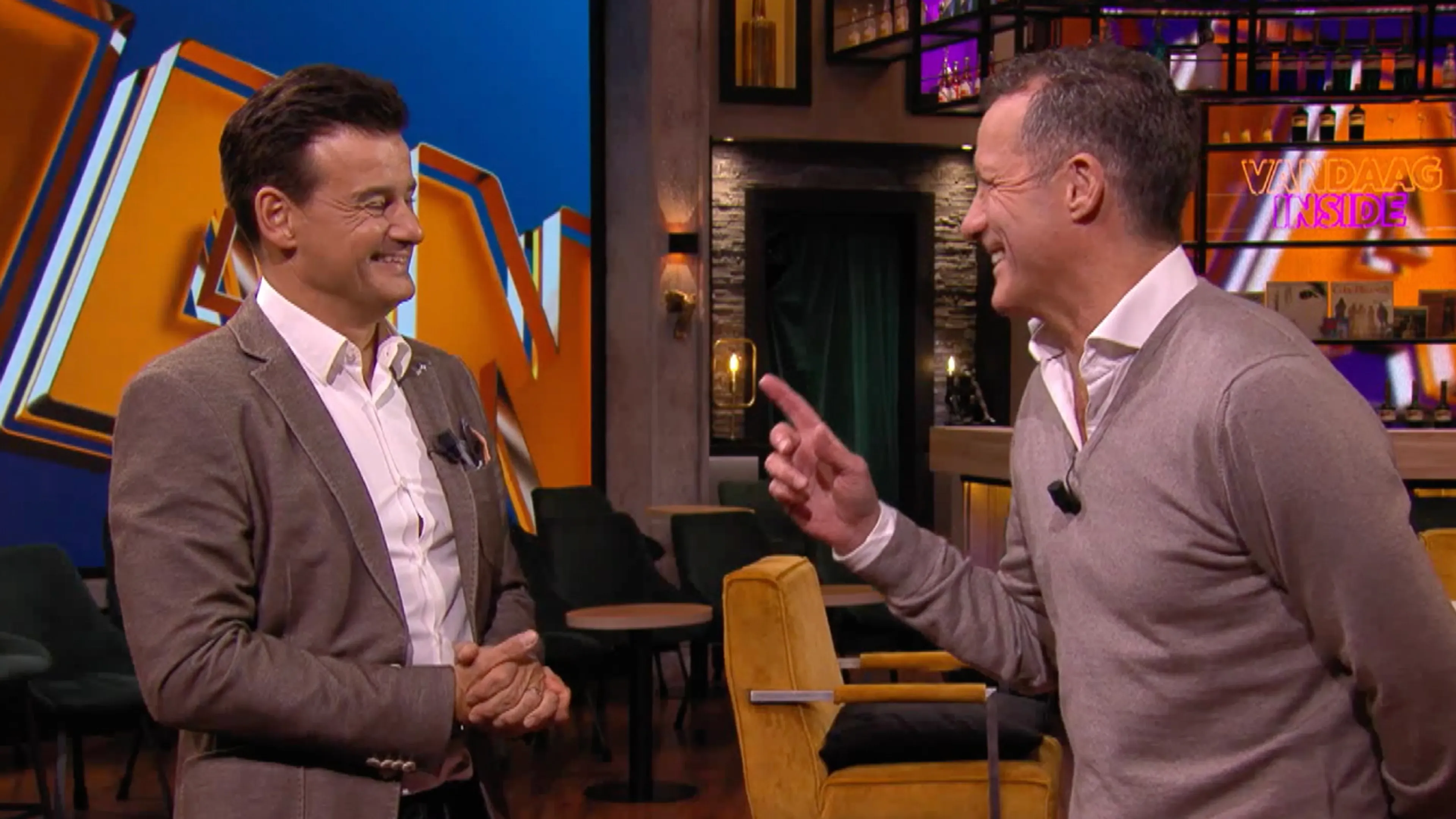 John de Bever in de maling genomen door Wilfred: 'Jij praat expres zachtjes!'