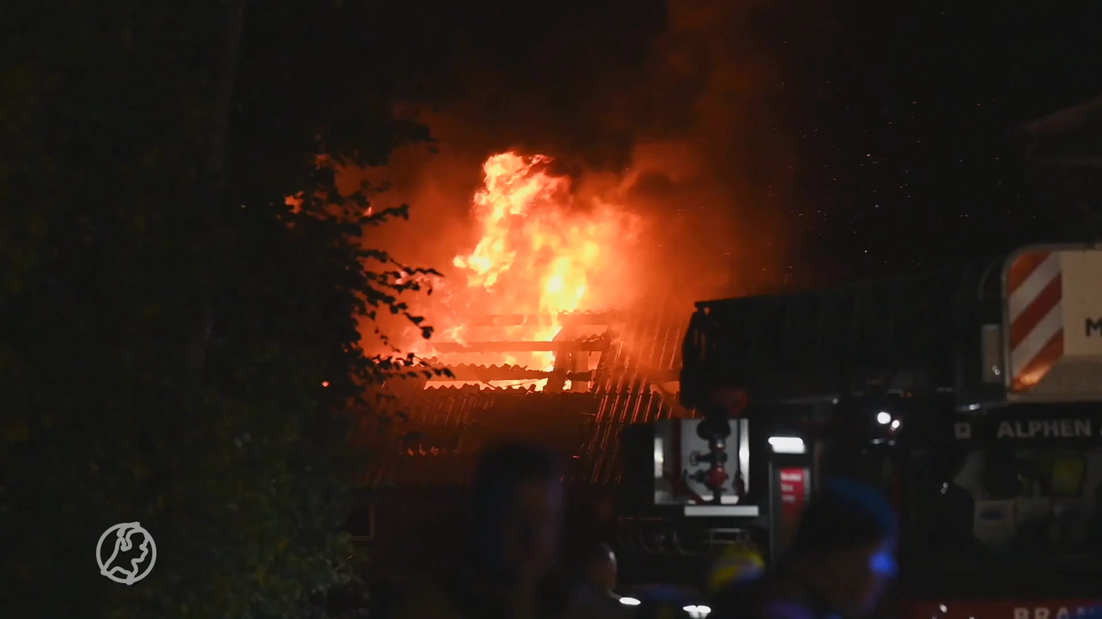 Uitslaande brand in koeienstal met honderd dieren in Alphen aan den Rijn
