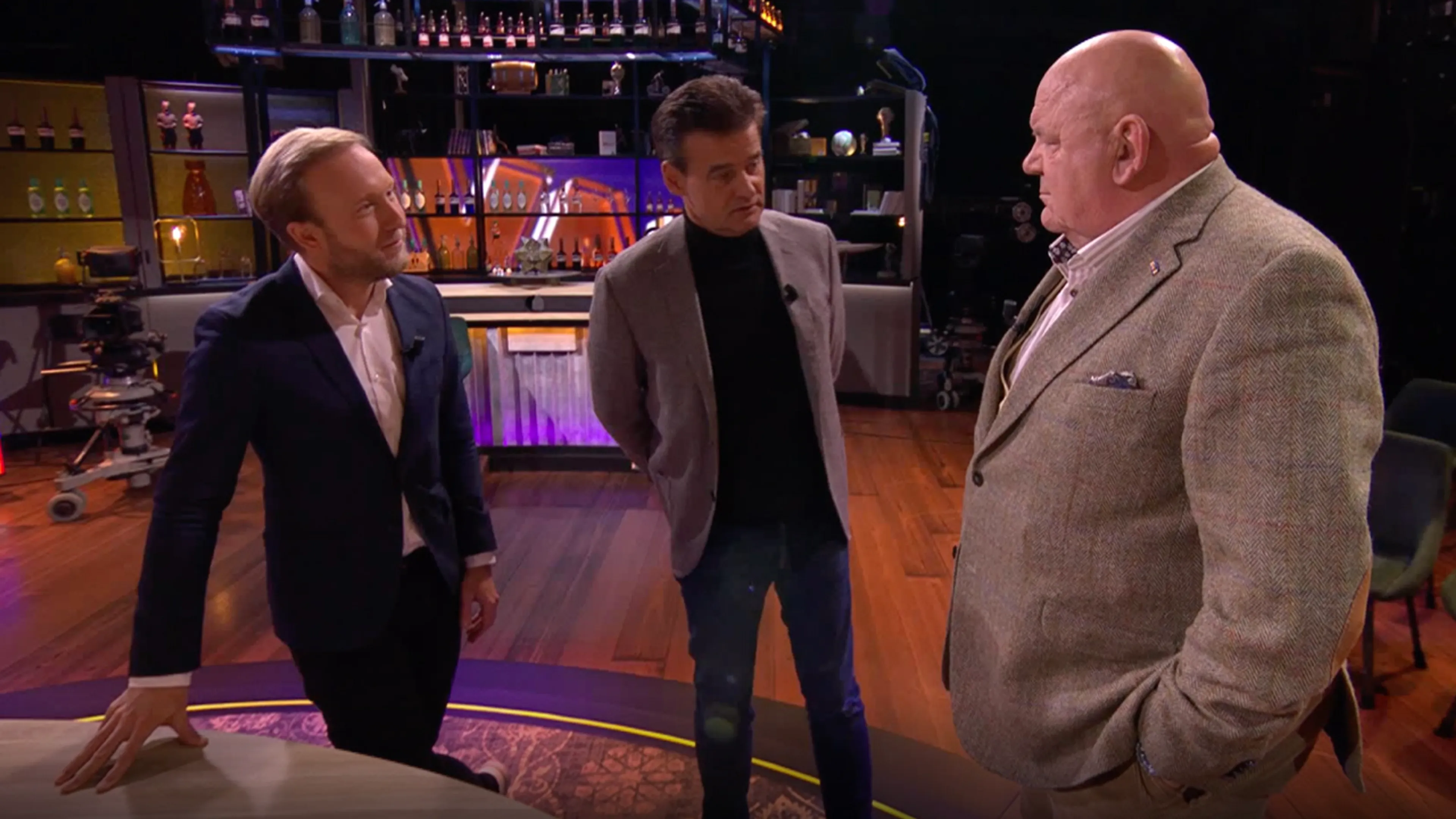 Wilfred spreekt Raymond en Pieter streng toe: 'Dat is tegen de regels van dit programma!'