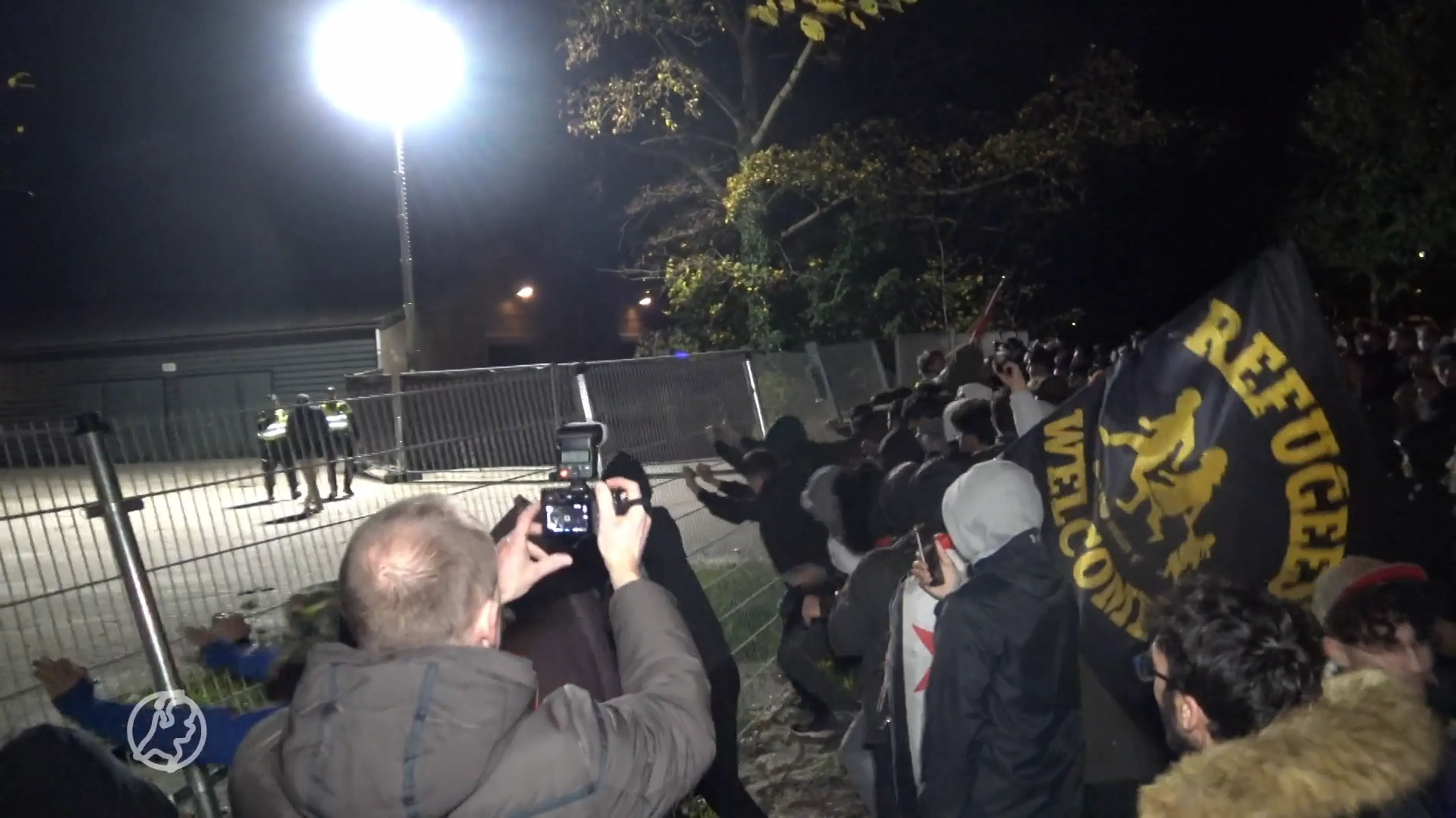 Anti-Pegidademonstranten breken door barrière en bekogelen gemeentemedewerkers