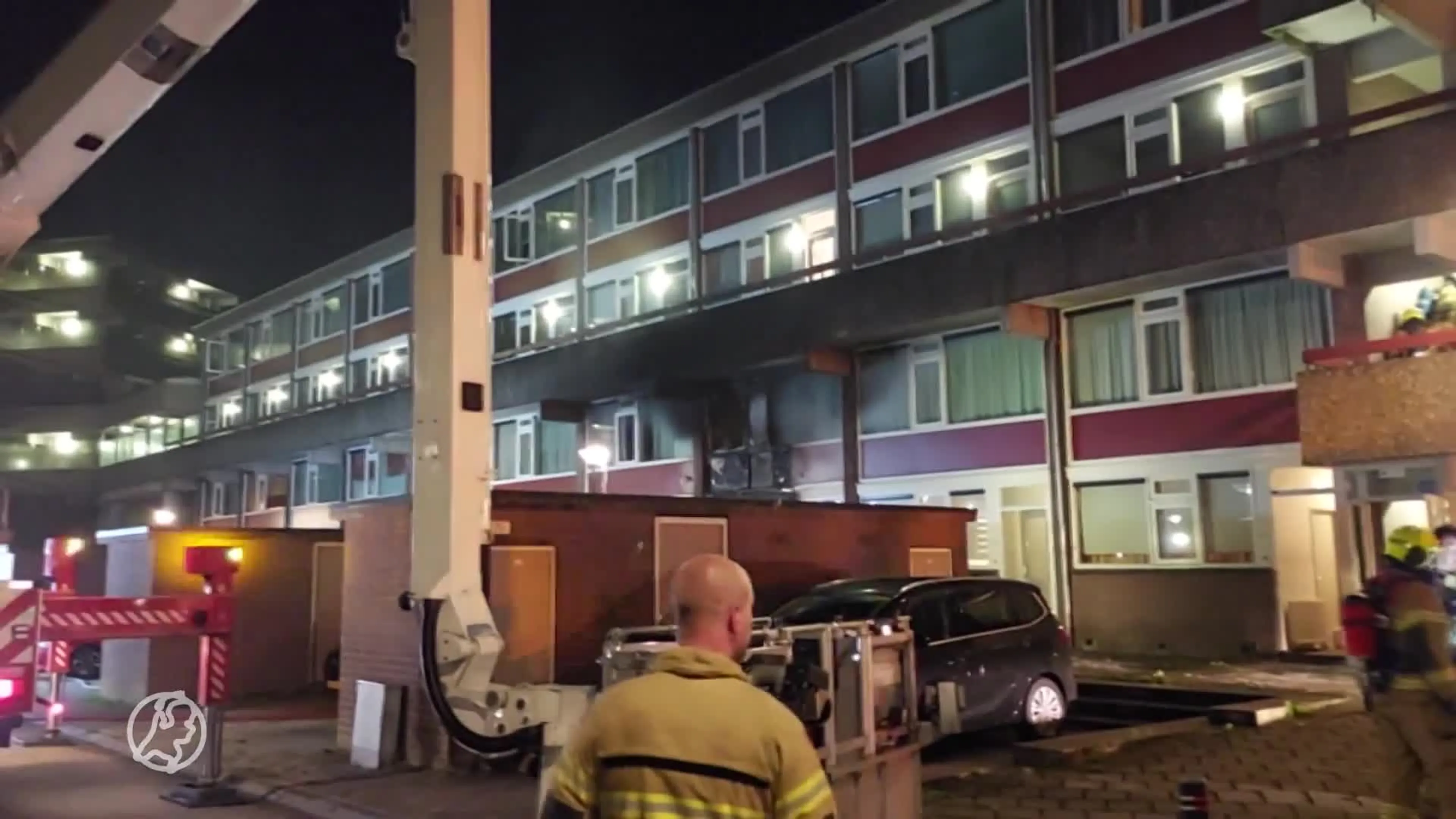 Bewoners brandende flat in Hoorn schrokken wakker van harde kna
