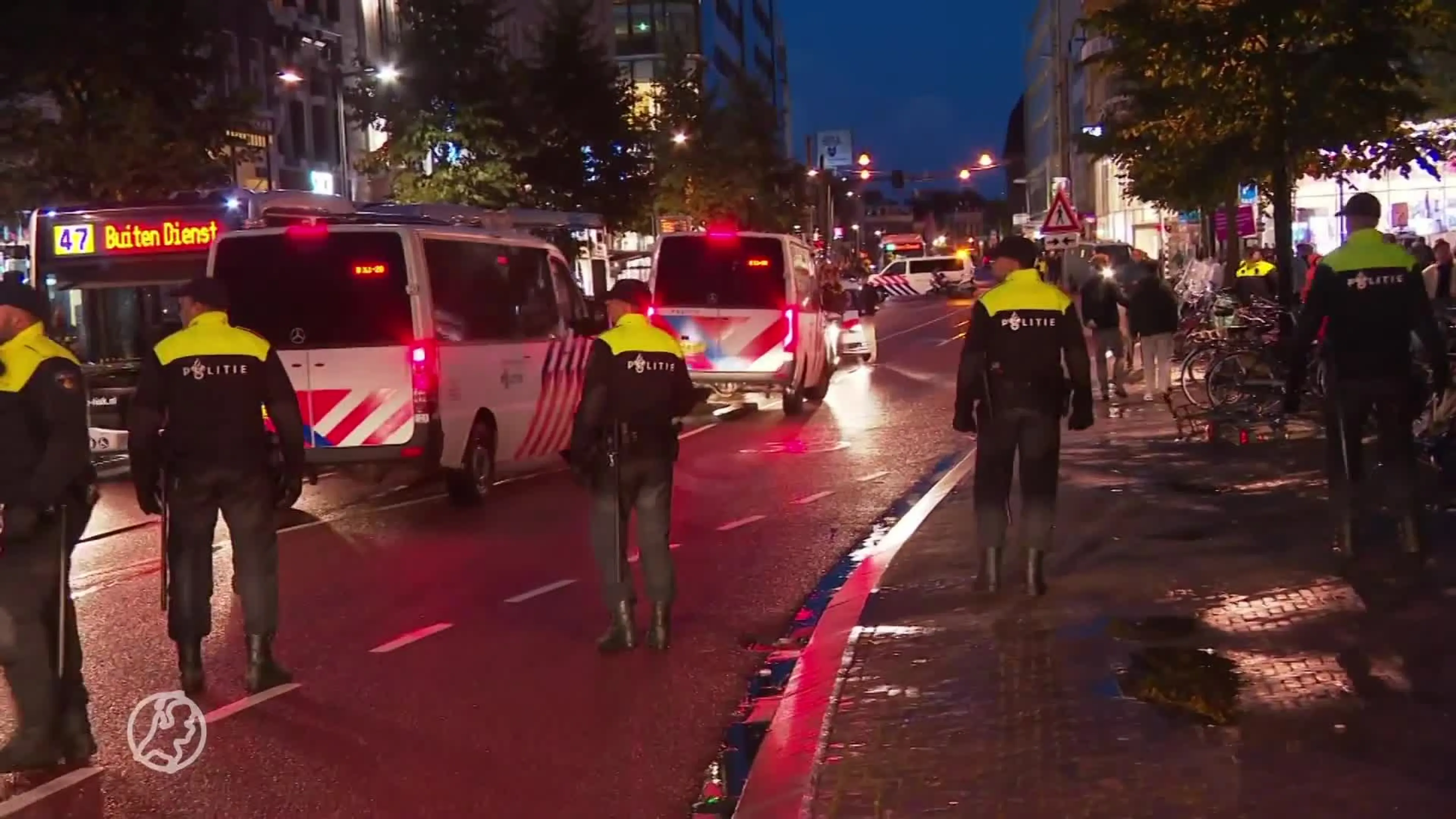ME grijpt in bij demonstratie Waku Waku: betogers omsingeld en afgevoerd