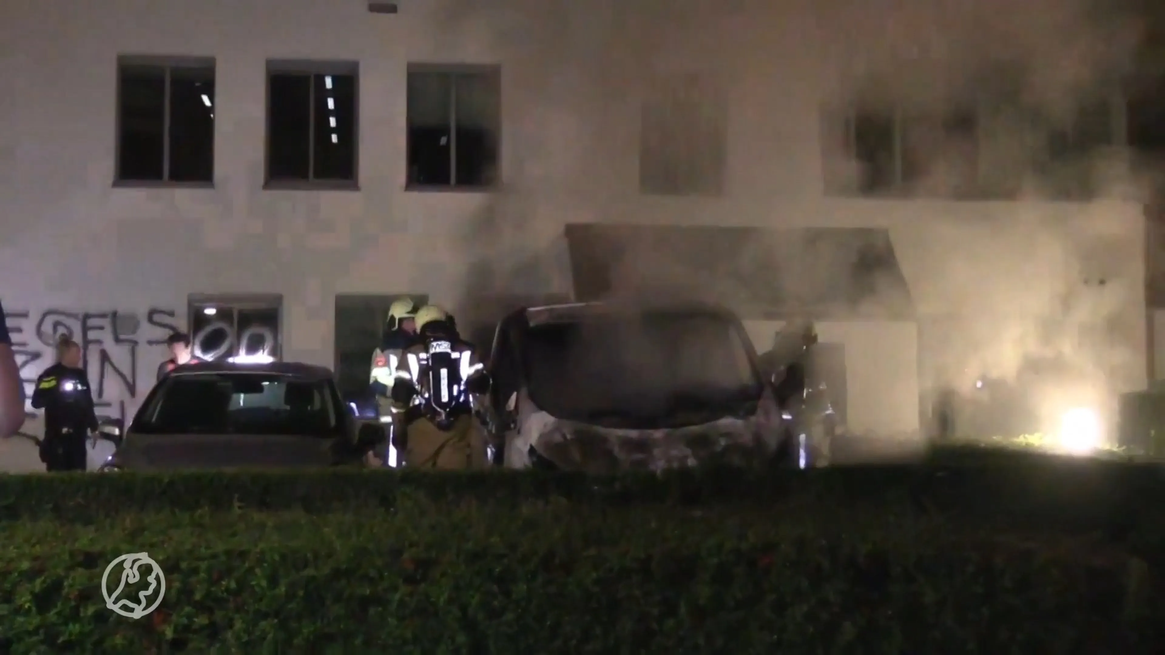 Pand woningbouwvereniging Enschede beklad, bedrijfsauto's in brand gestoken