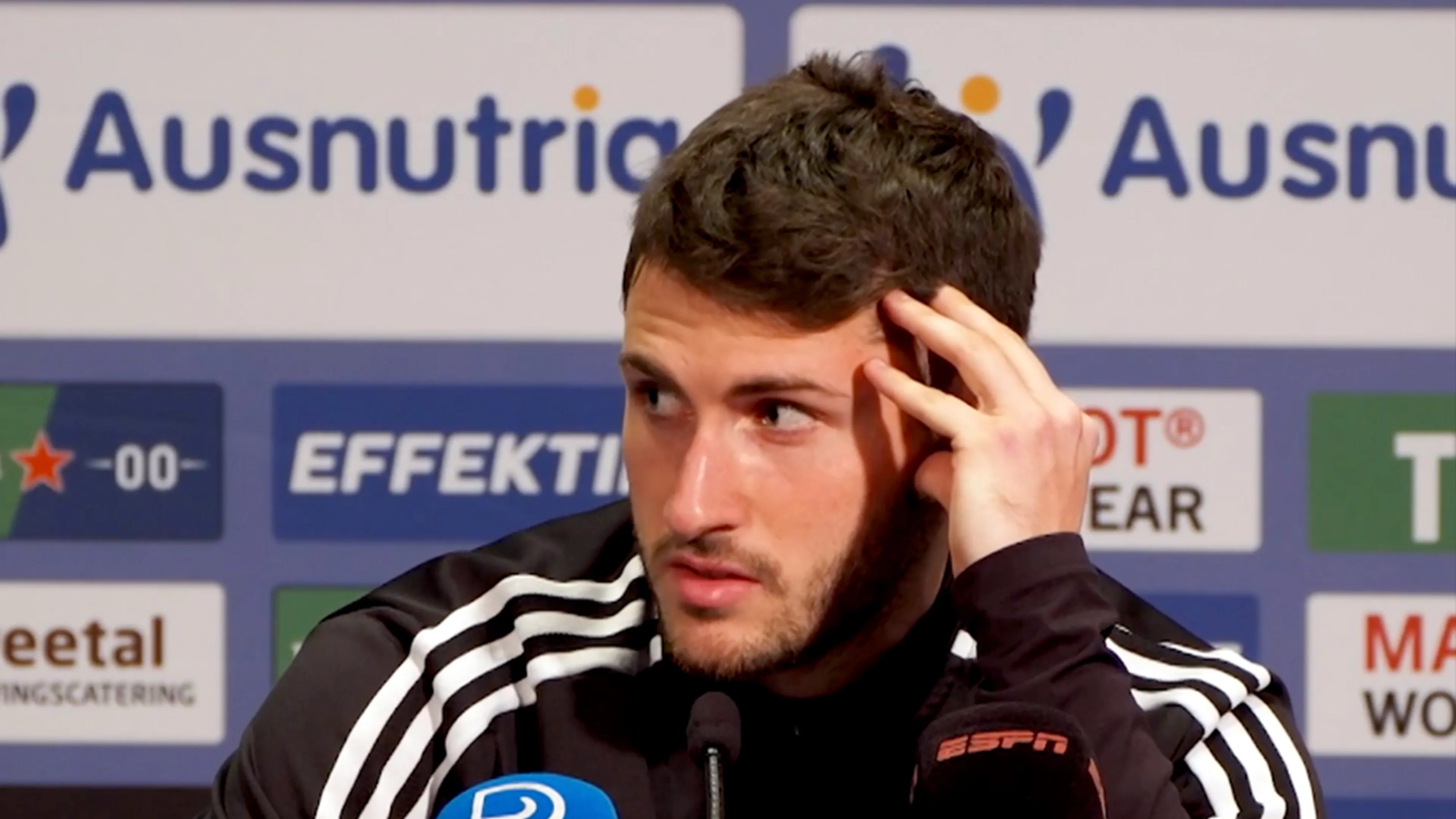 Giménez tijdens persconferentie opgeschrikt door brandalarm: 'Wat was de vraag ook alweer?'