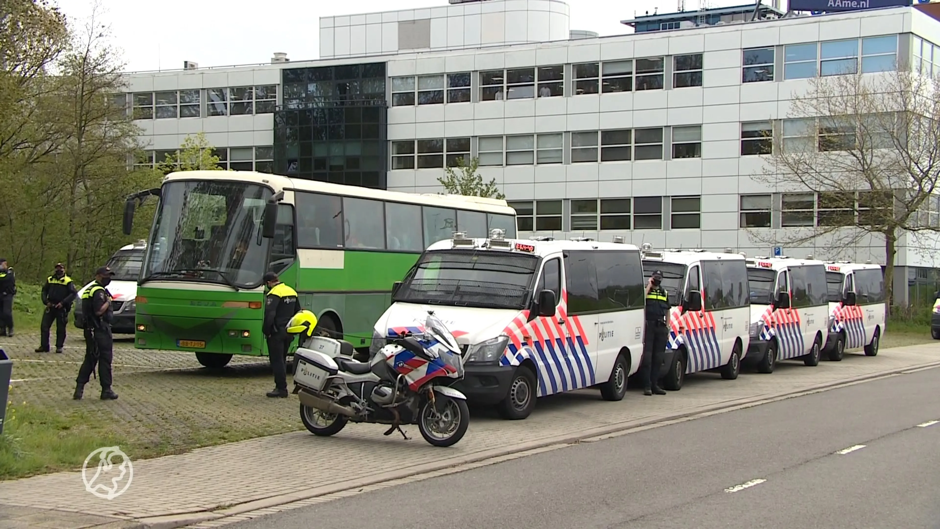 Busje met 20 Extinction Rebellion-actievoerders bij Delft van...