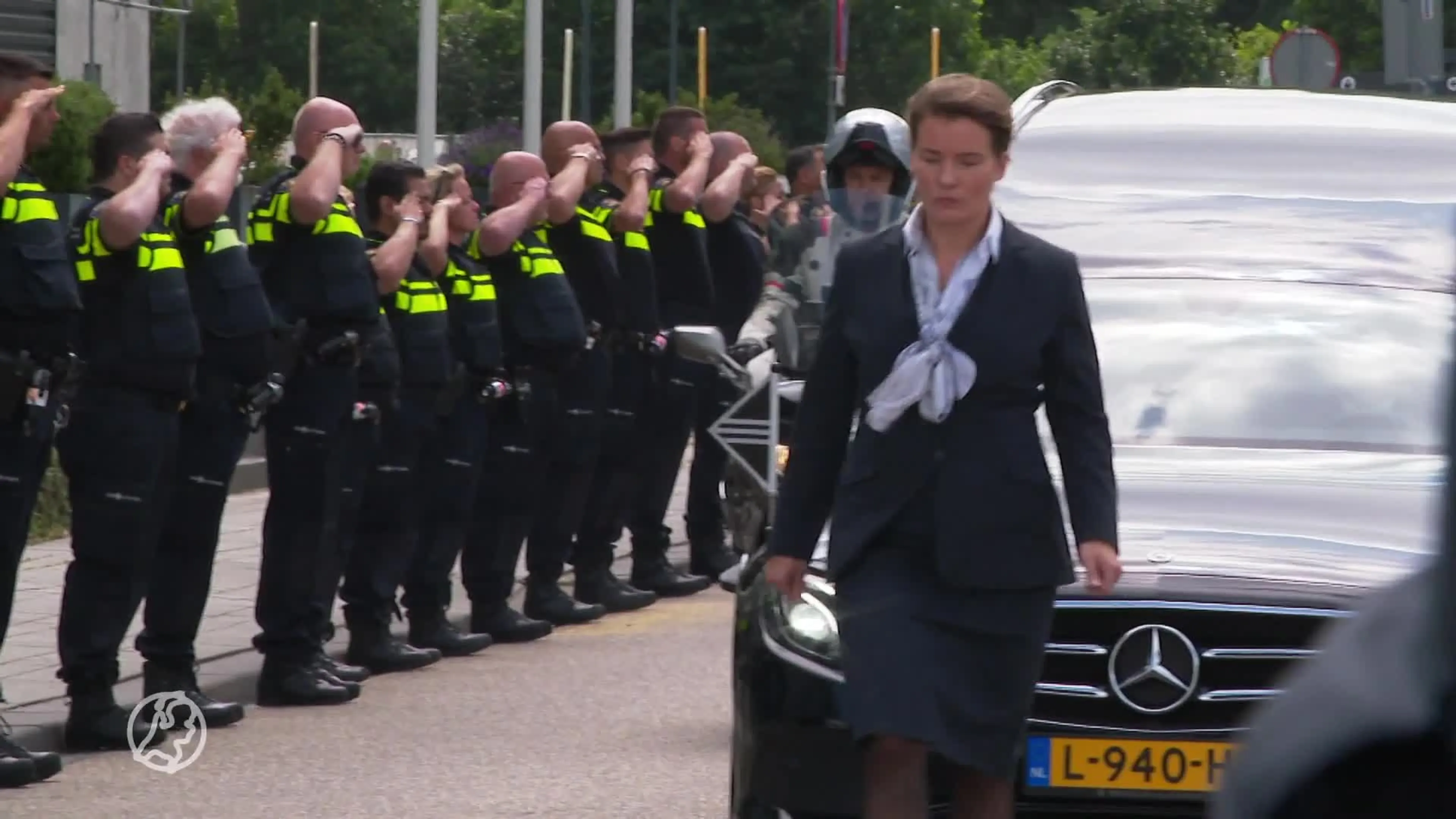 Kilometerslange erehaag voor doodgereden motoragent Arno