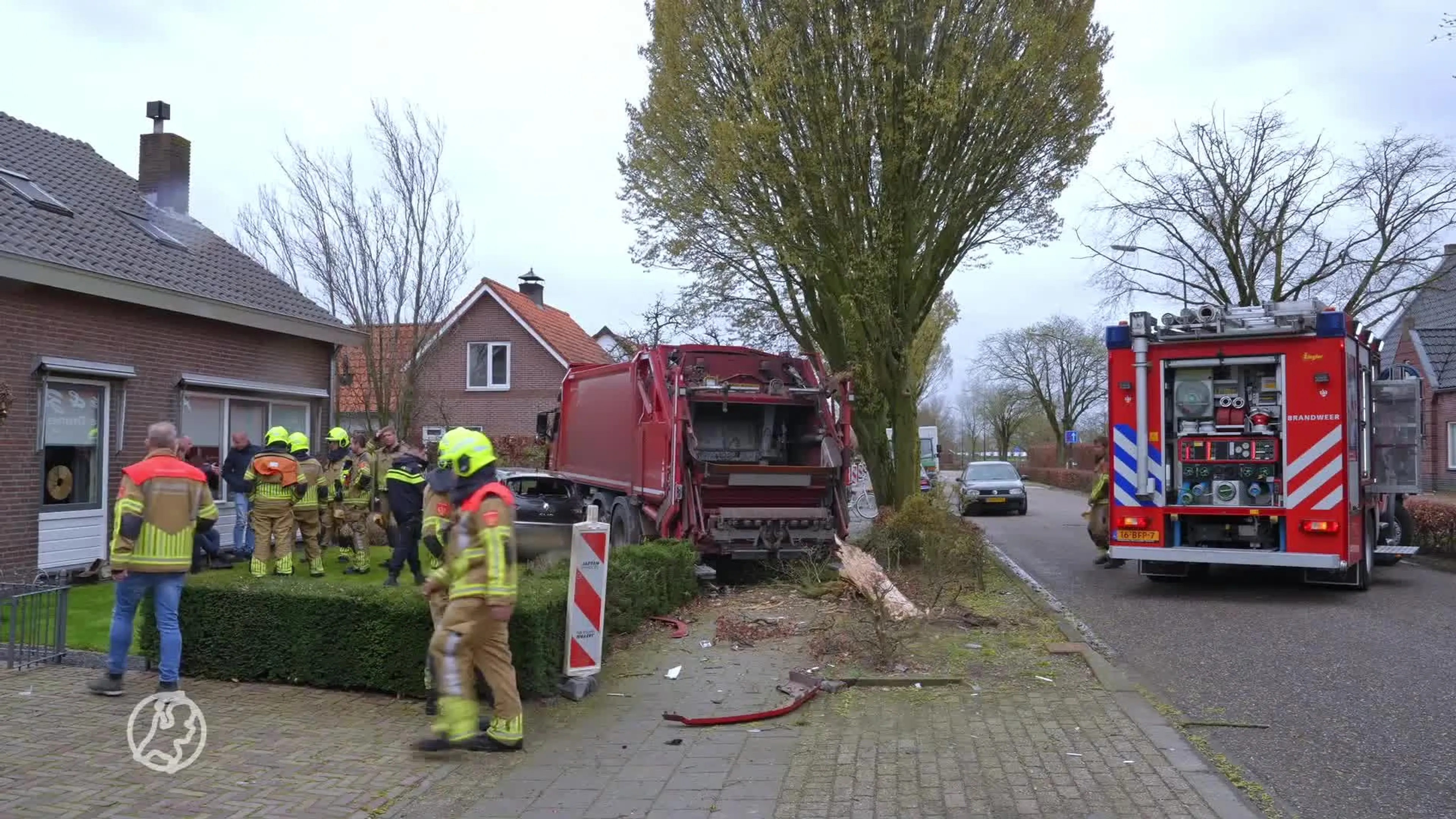 Vuilnisman verliest macht over het stuur en belandt in tuin