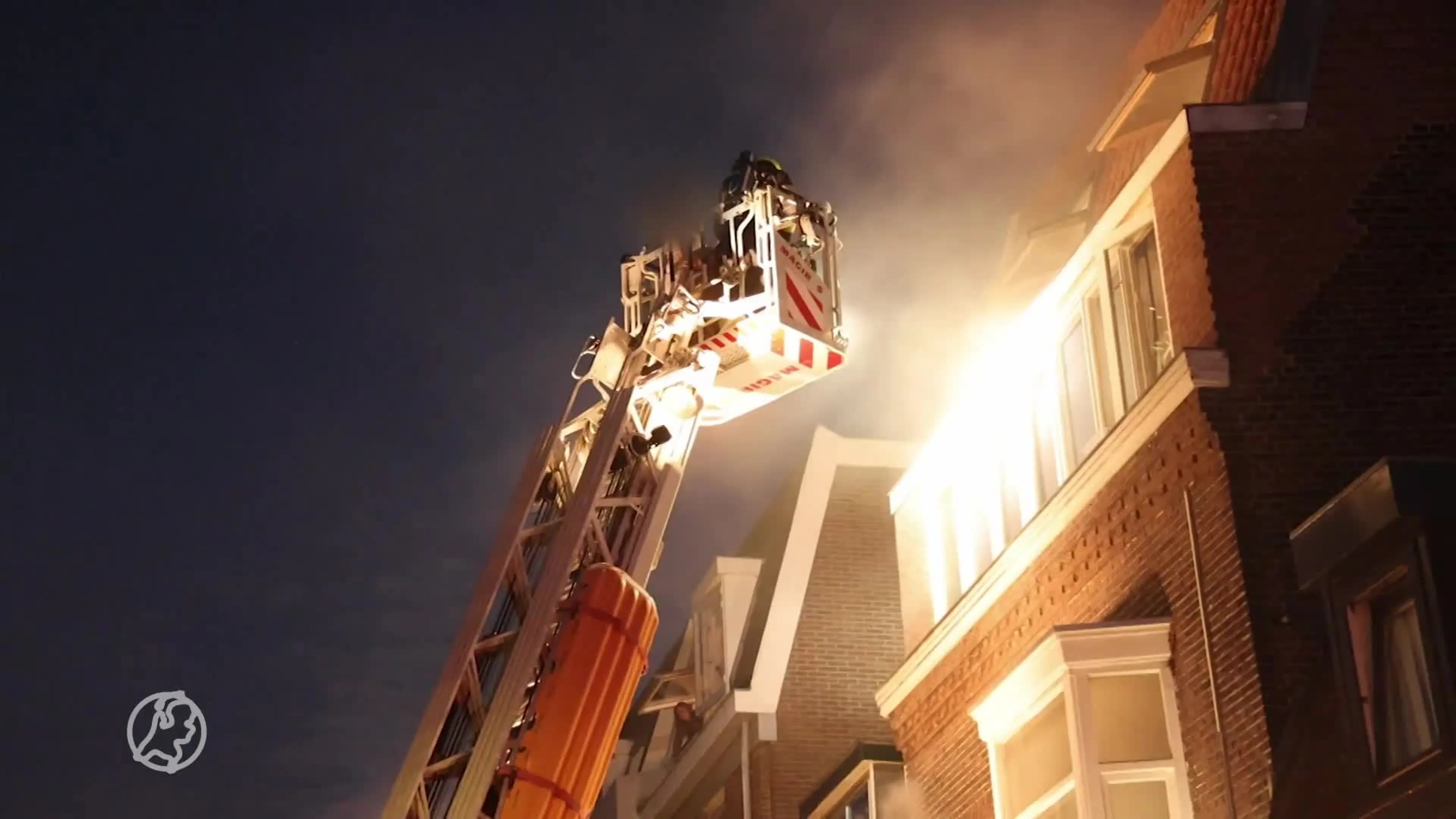 Vrouw en kind uit dakgoot gered bij woningbrand Haarlem