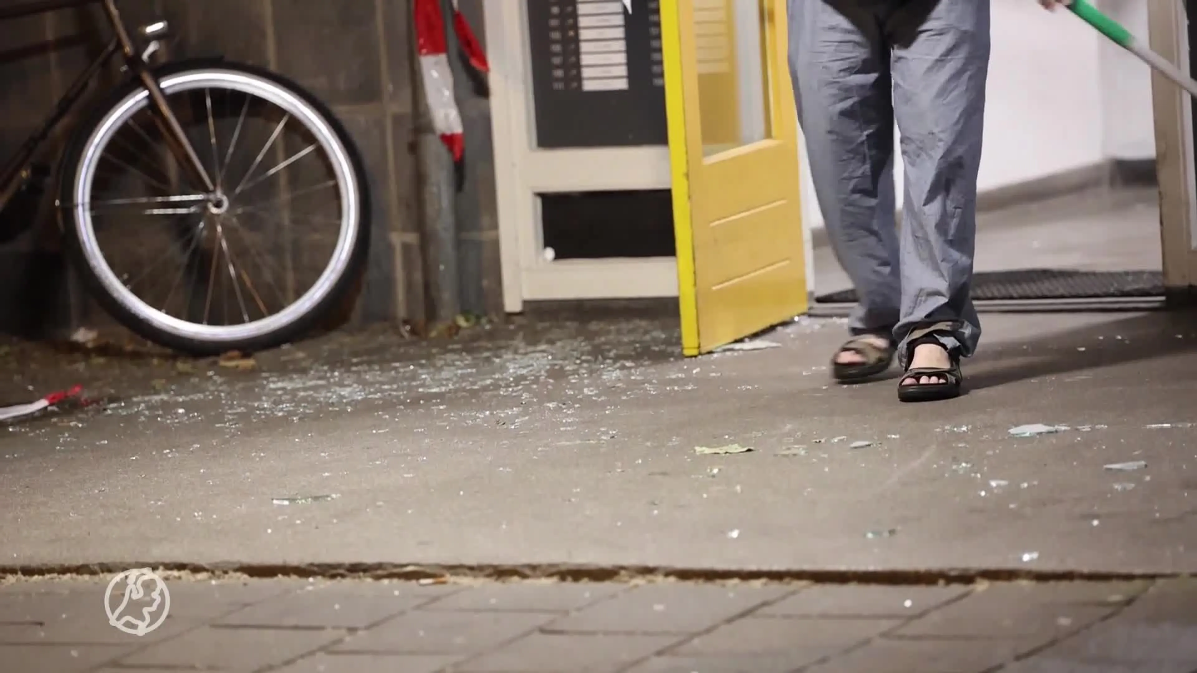 Flinke explosie bij flatgebouw in Amsterdam: ramen gesprongen en schade in portiek