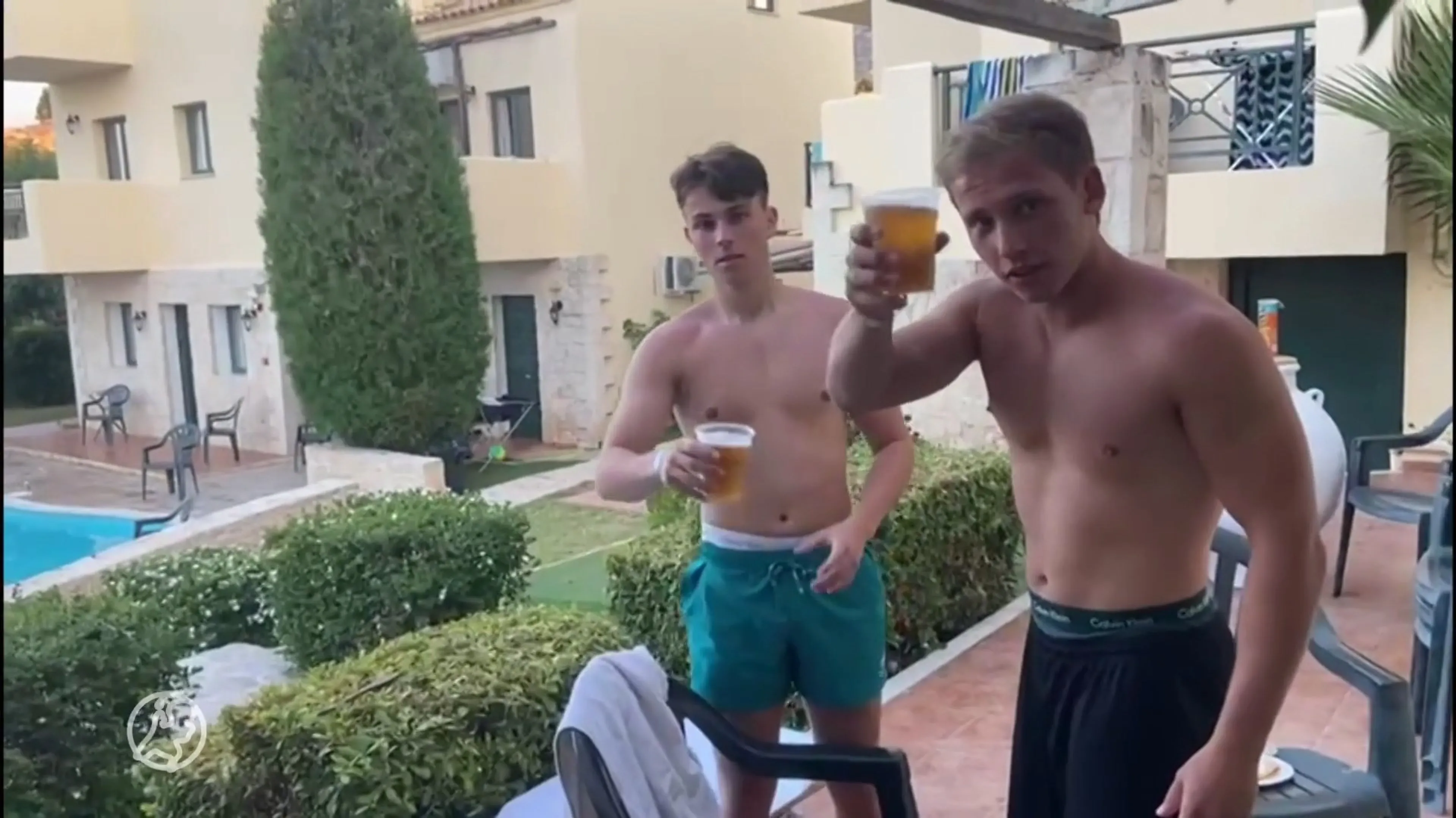 Lars zit al dagen opgesloten in quarantainehotel in Chersonissos: 'We krijgen alleen ontbijt'