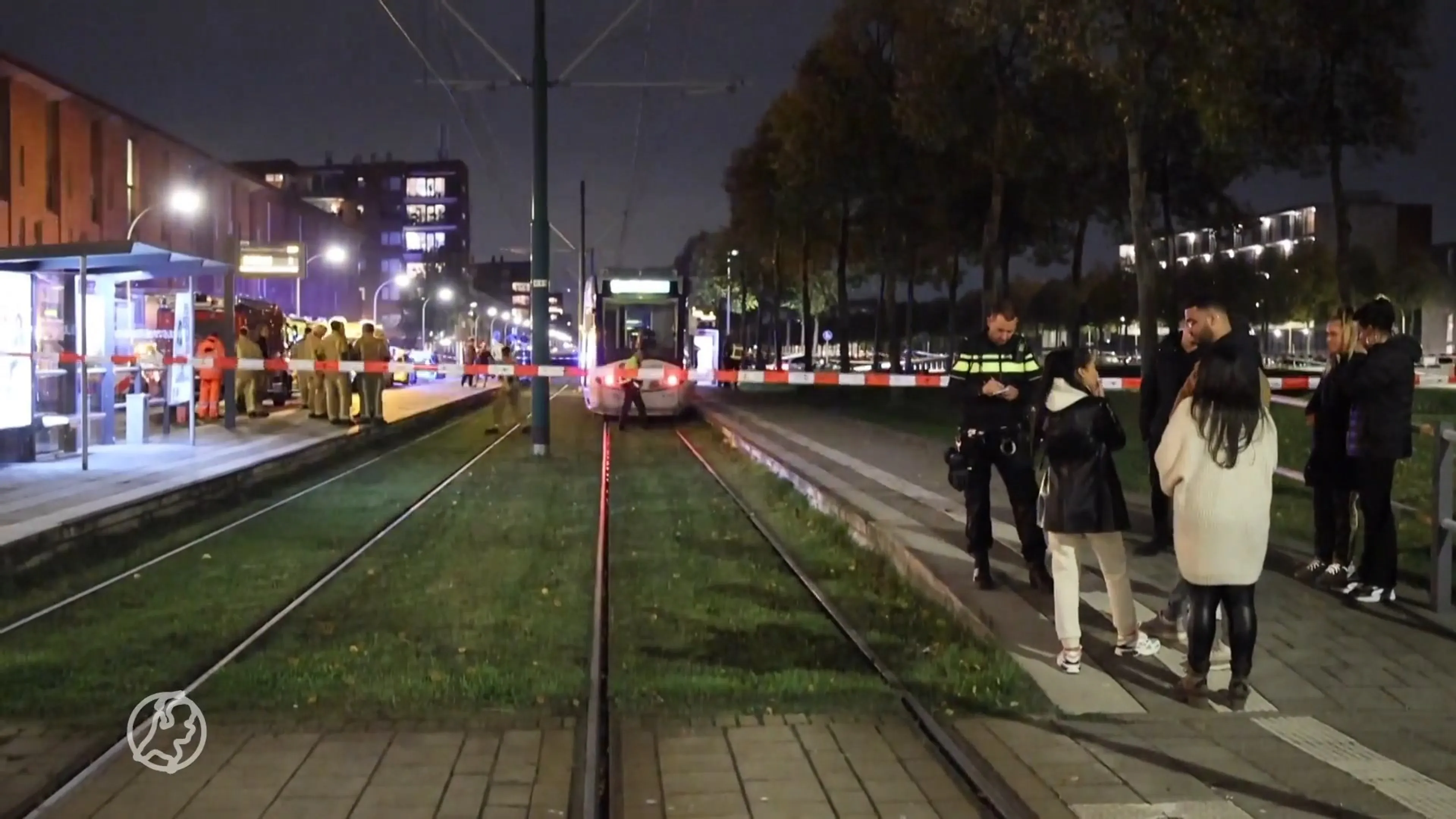 Oudere man komt onder tram in Den Haag en overlijdt, mogelijk geduwd